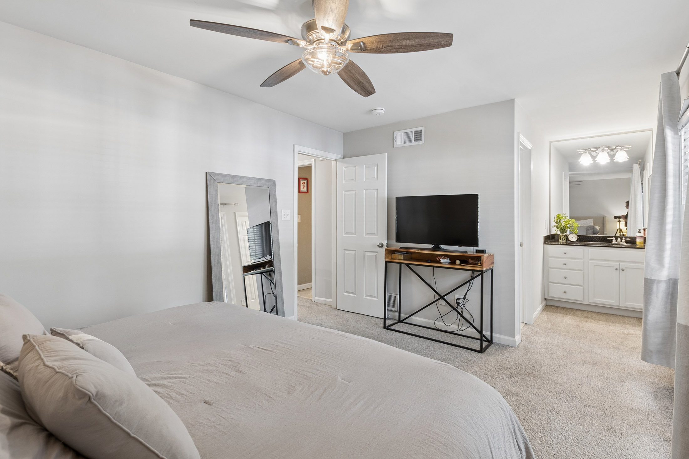  Beautifully Updated Two-story Townhome - 物件實景