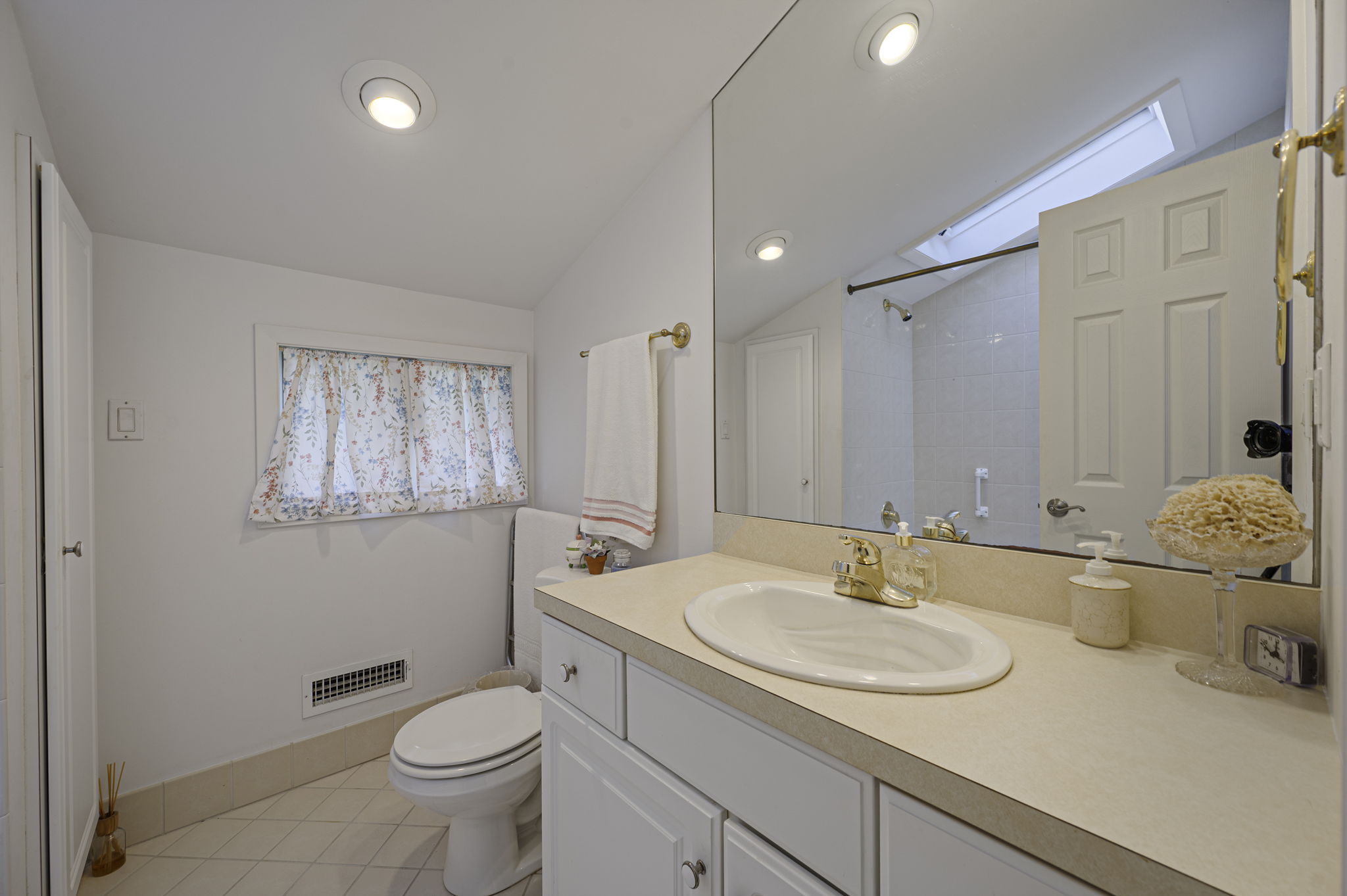 Babylon, New York, 11702, United States, 4 Bedrooms Bedrooms, ,3 BathroomsBathrooms,Residential,For Sale,1921676