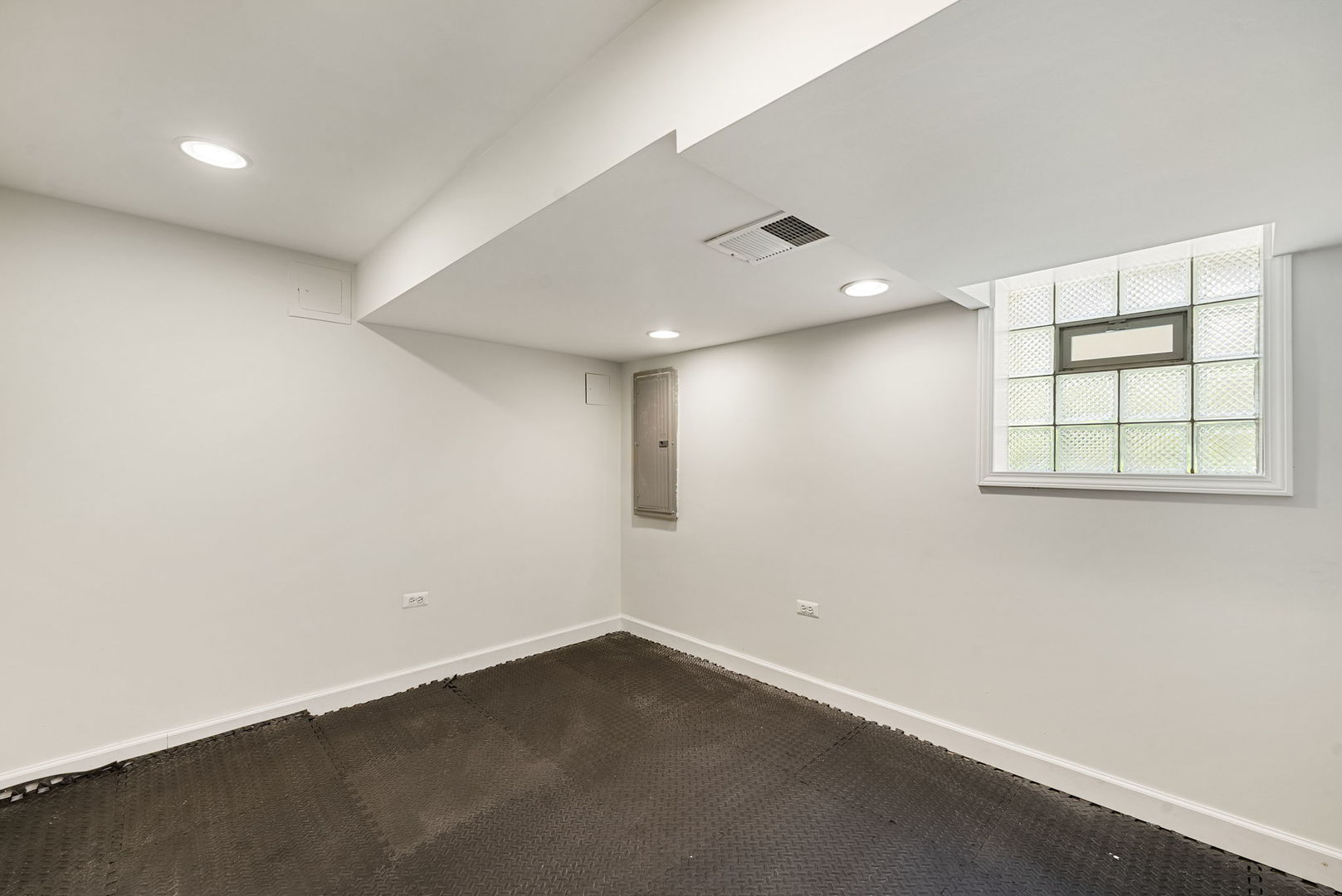 Chicago, Illinois, 60641, United States, 4 Bedrooms Bedrooms, ,3 BathroomsBathrooms,Residential,For Sale,1940244
