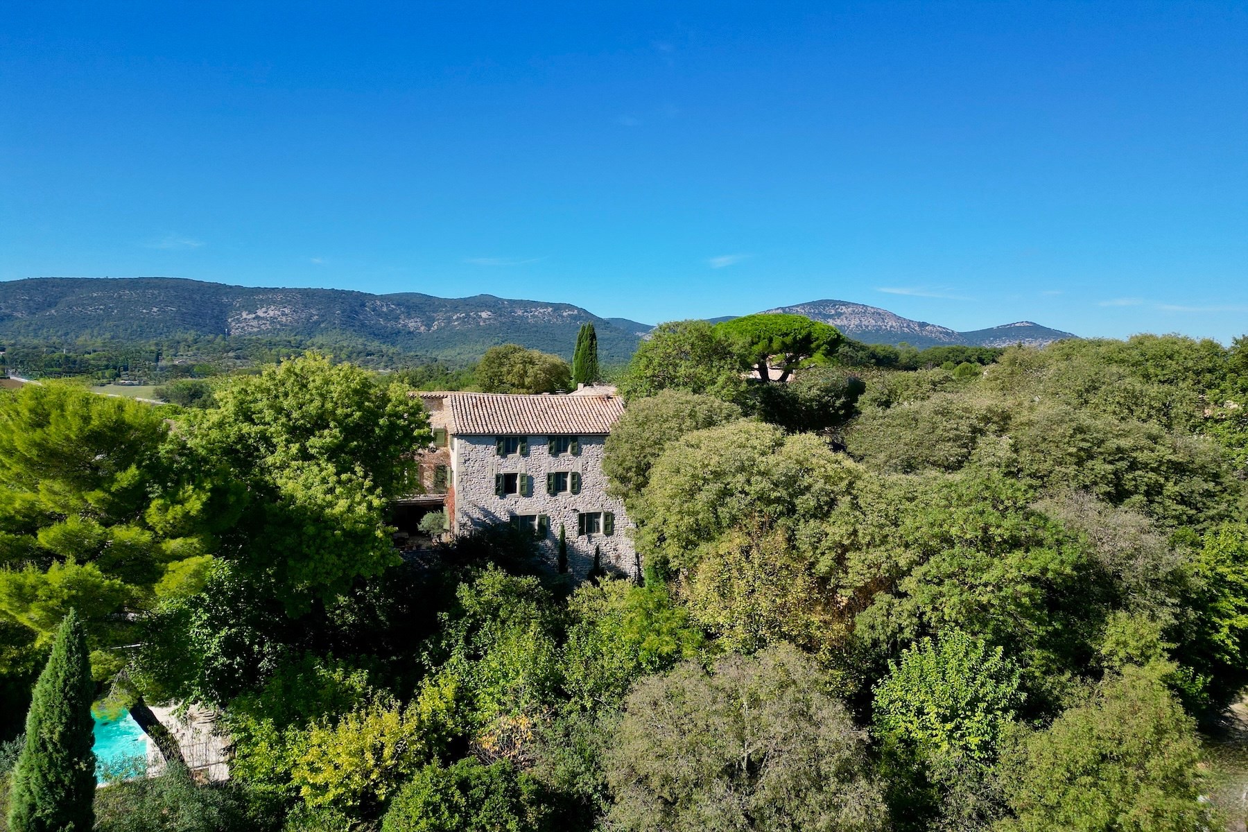  Elegant Stone Residence with Exceptional Volumes and Timeless Charm - 物件實景