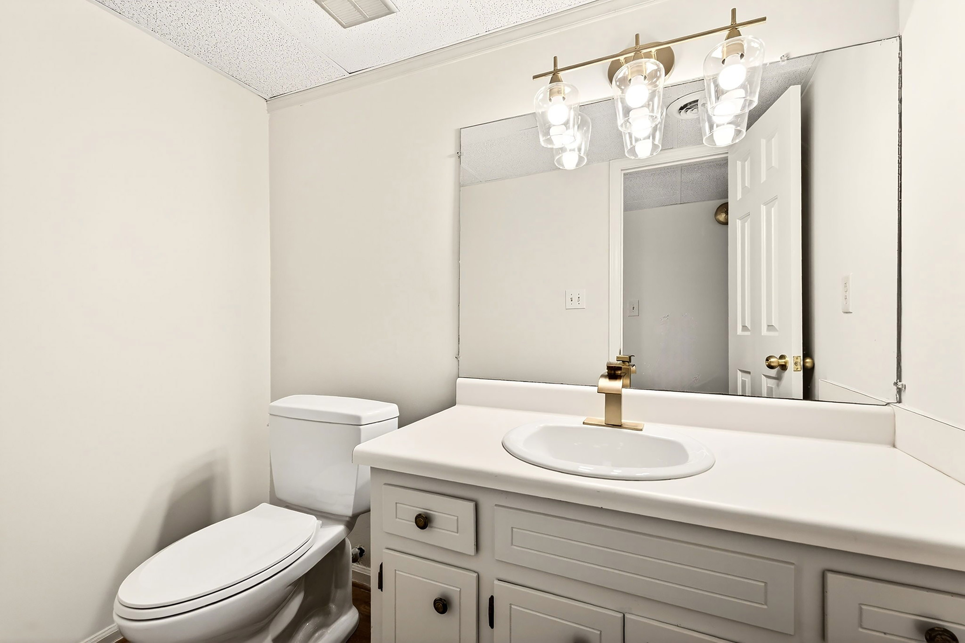  Thoughtfully Expanded and Updated Dunwoody Home on Wooded 0.82+/- Acre Lot - 物件實景