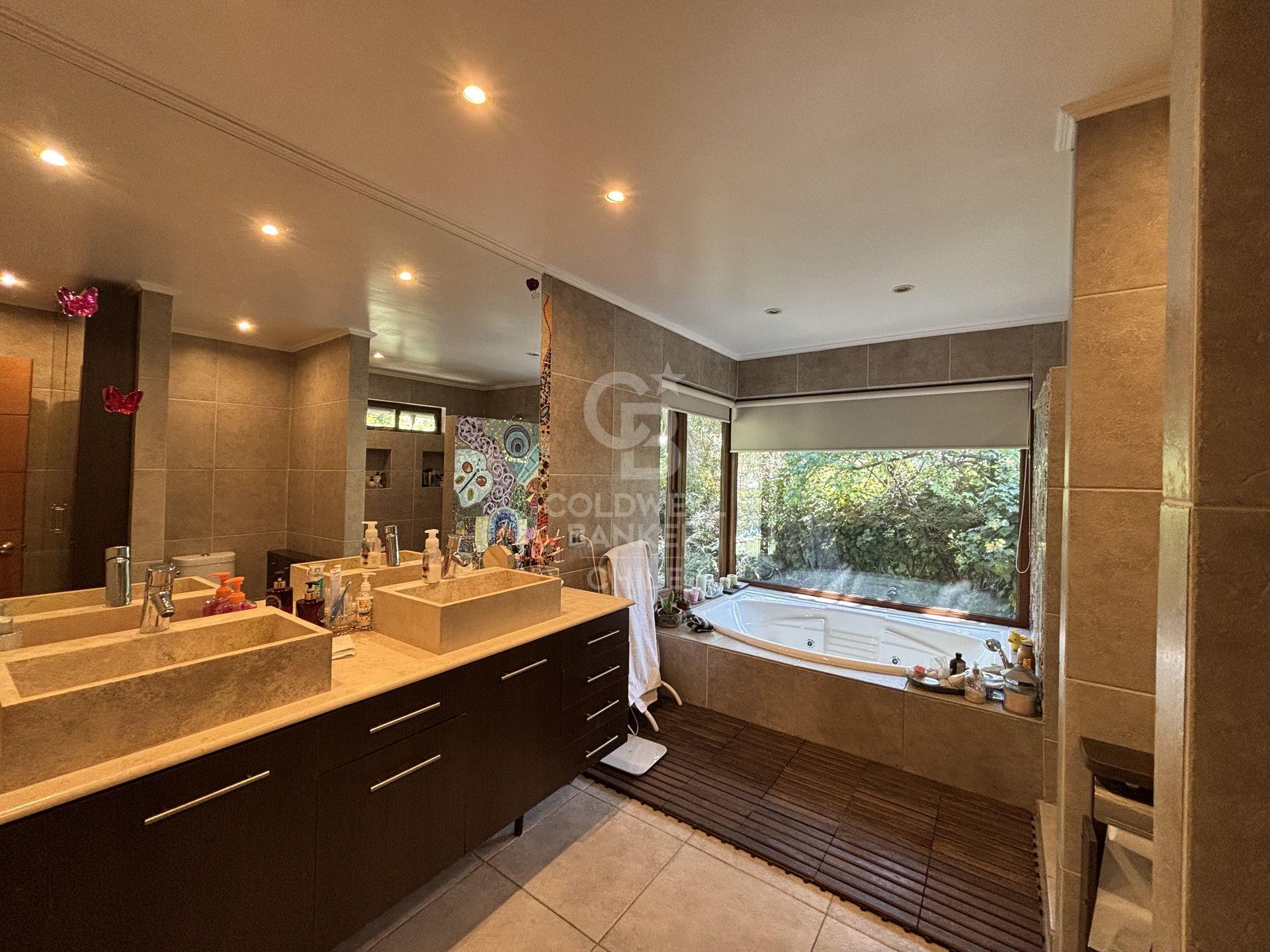 Las Condes, Chile, 5 Bedrooms Bedrooms, ,4 BathroomsBathrooms,Residential,For Sale,1751302
