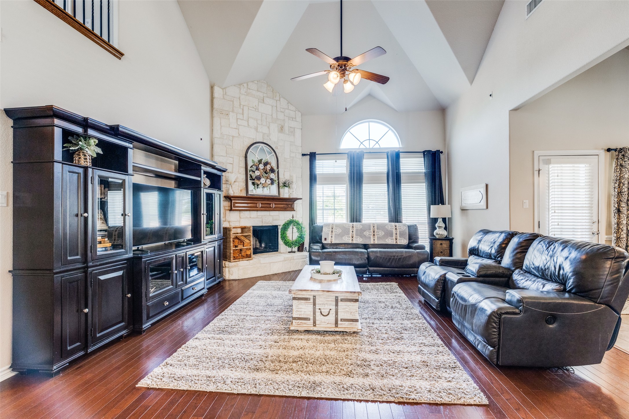 Kennedale, Texas, 76060, United States, 5 Bedrooms Bedrooms, ,4 BathroomsBathrooms,Residential,For Sale,1926987