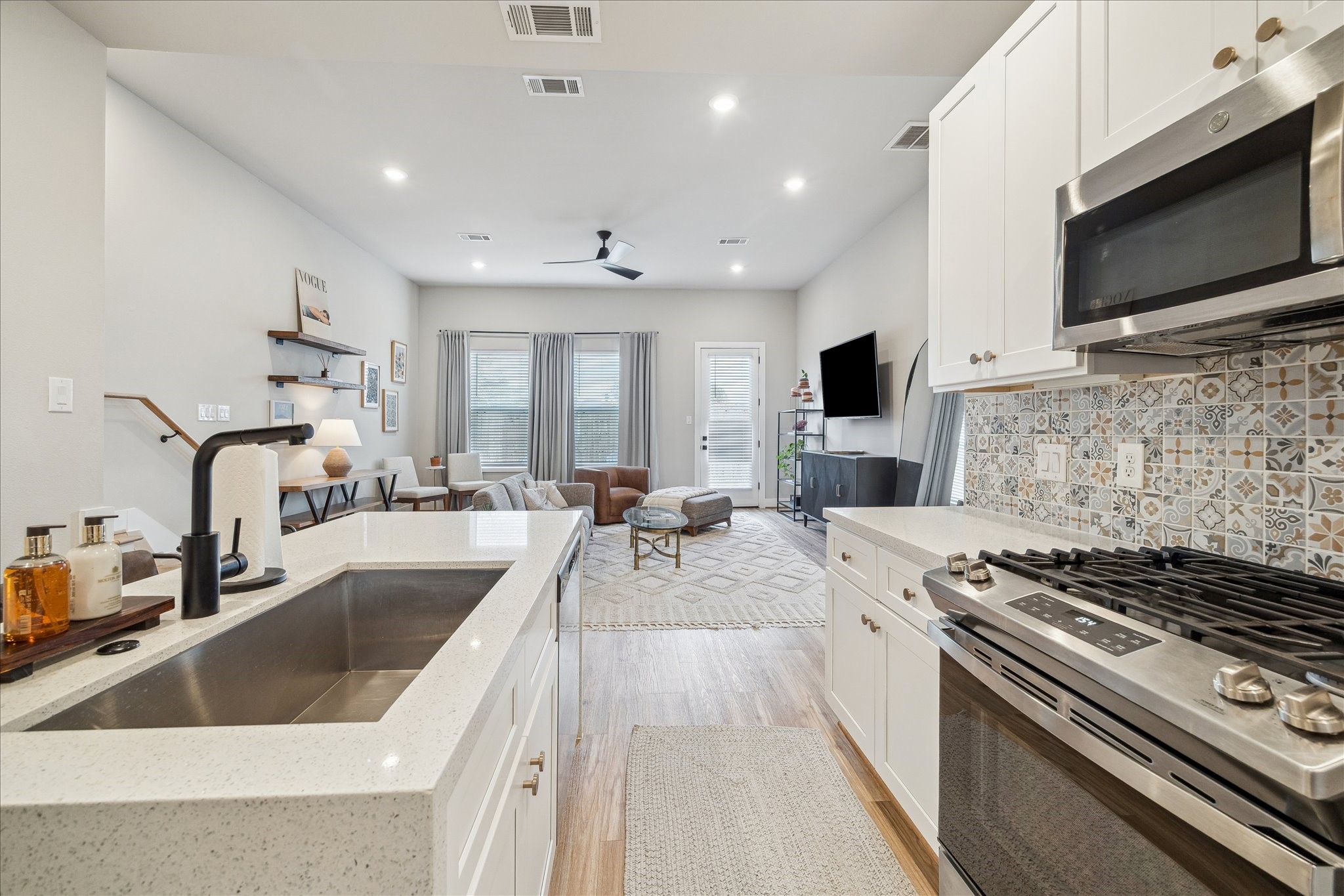  5818 Francis Oak Place - 物件實景