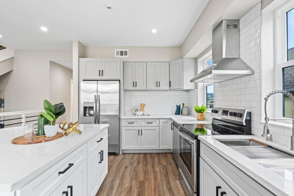 South San Francisco, California, 94080, United States, 4 Bedrooms Bedrooms, ,4 BathroomsBathrooms,Residential,For Sale,1978903