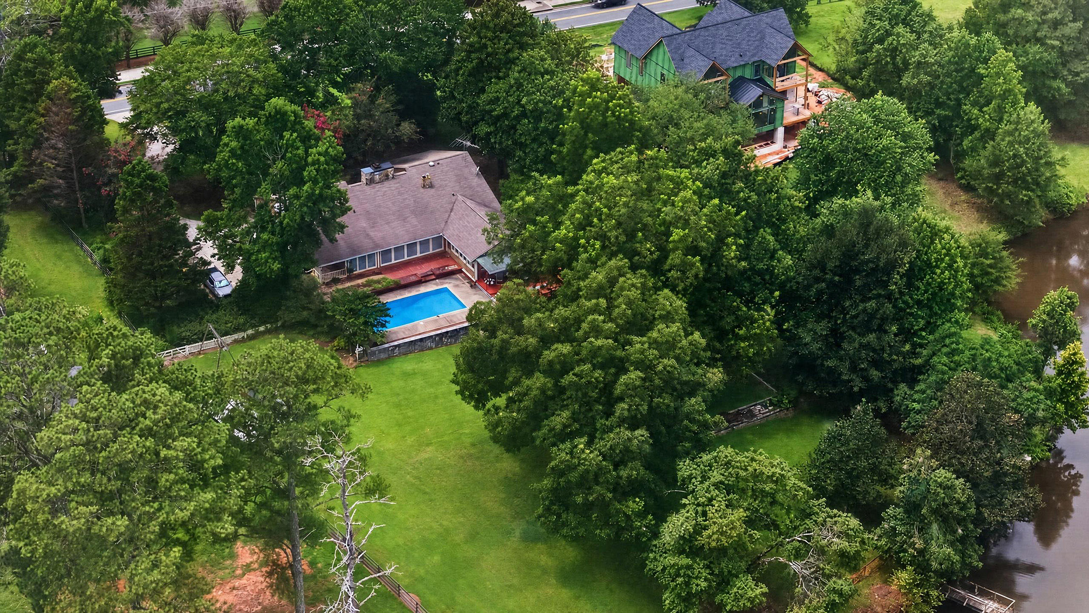  Nestled on Nearly Two Private Acres Overlooking a Picturesque Pond - 物件實景