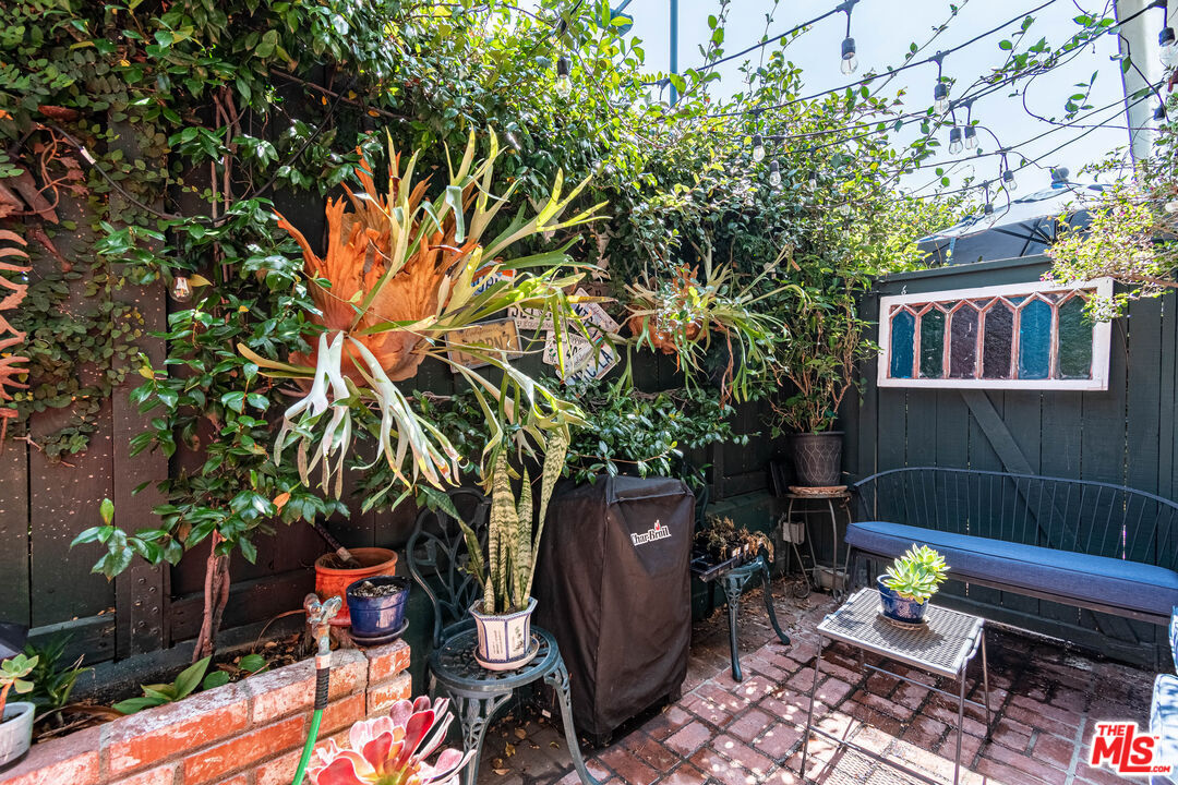 Los Angeles, California, 90004, United States, 2 Bedrooms Bedrooms, ,3 BathroomsBathrooms,Residential,For Sale,1940175