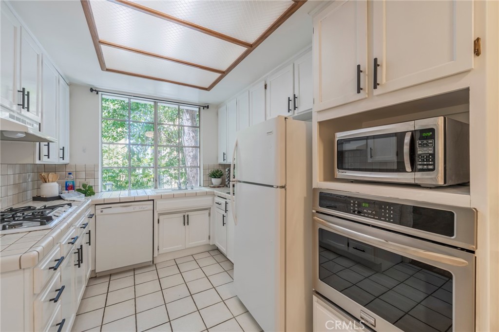 Los Angeles, California, 90024, United States, 2 Bedrooms Bedrooms, ,2 BathroomsBathrooms,Residential,For Sale,1828598