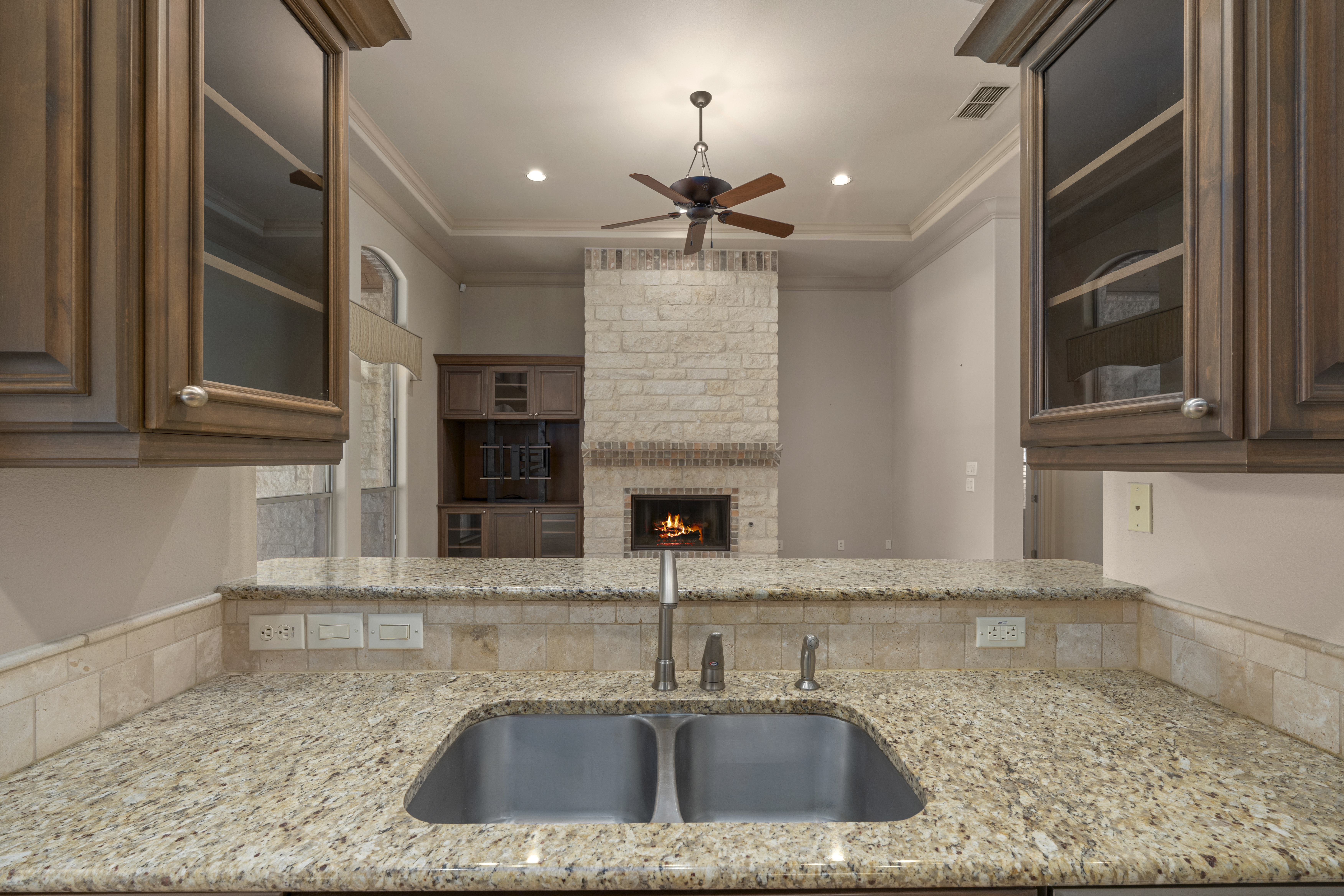  Stunning Single-Story Retreat on Greenbelt - 物件實景