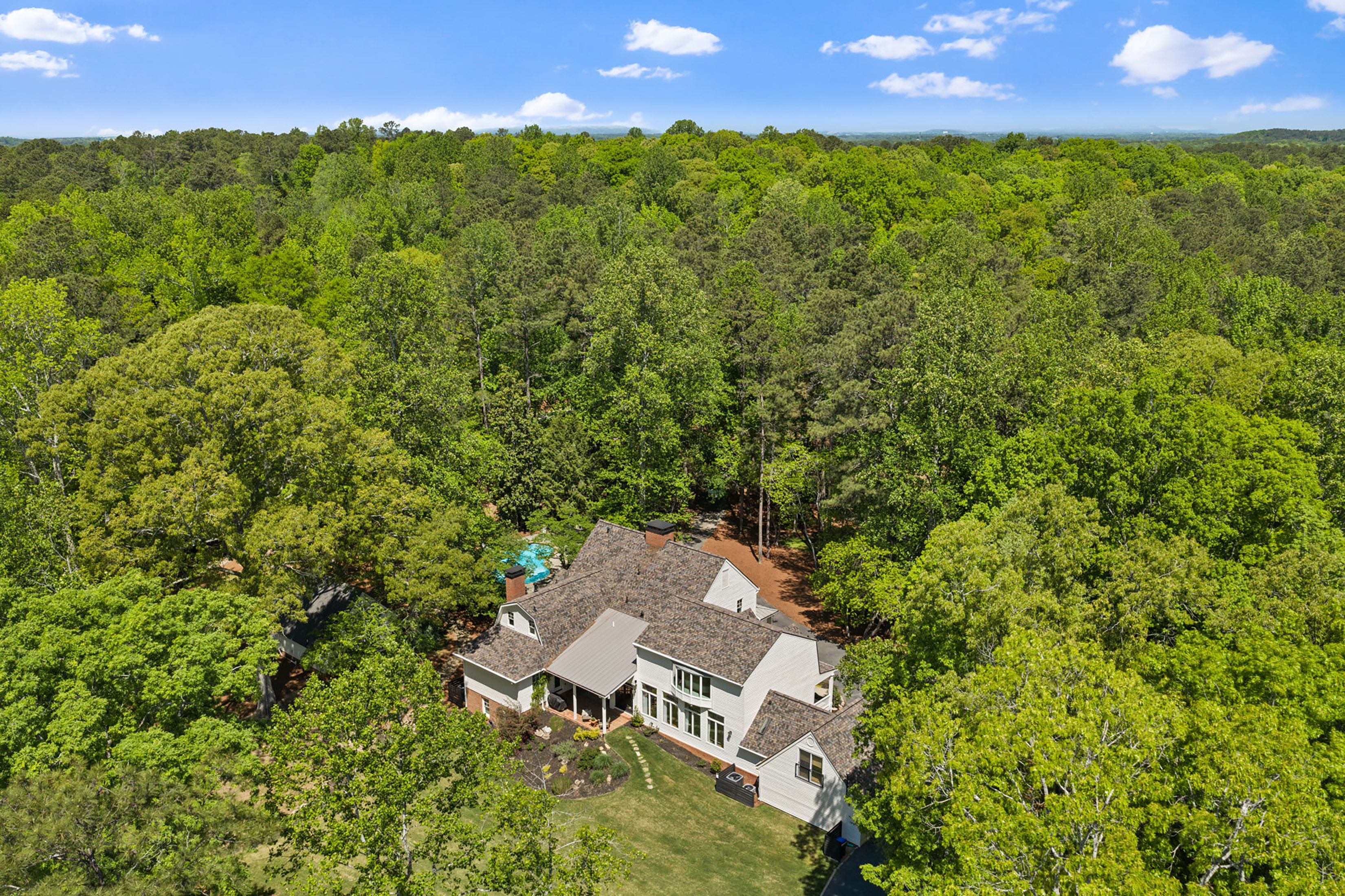  Live Timeless in Coveted Farmhouse on 4+ Private Gated Acres In Roswell - 物件實景