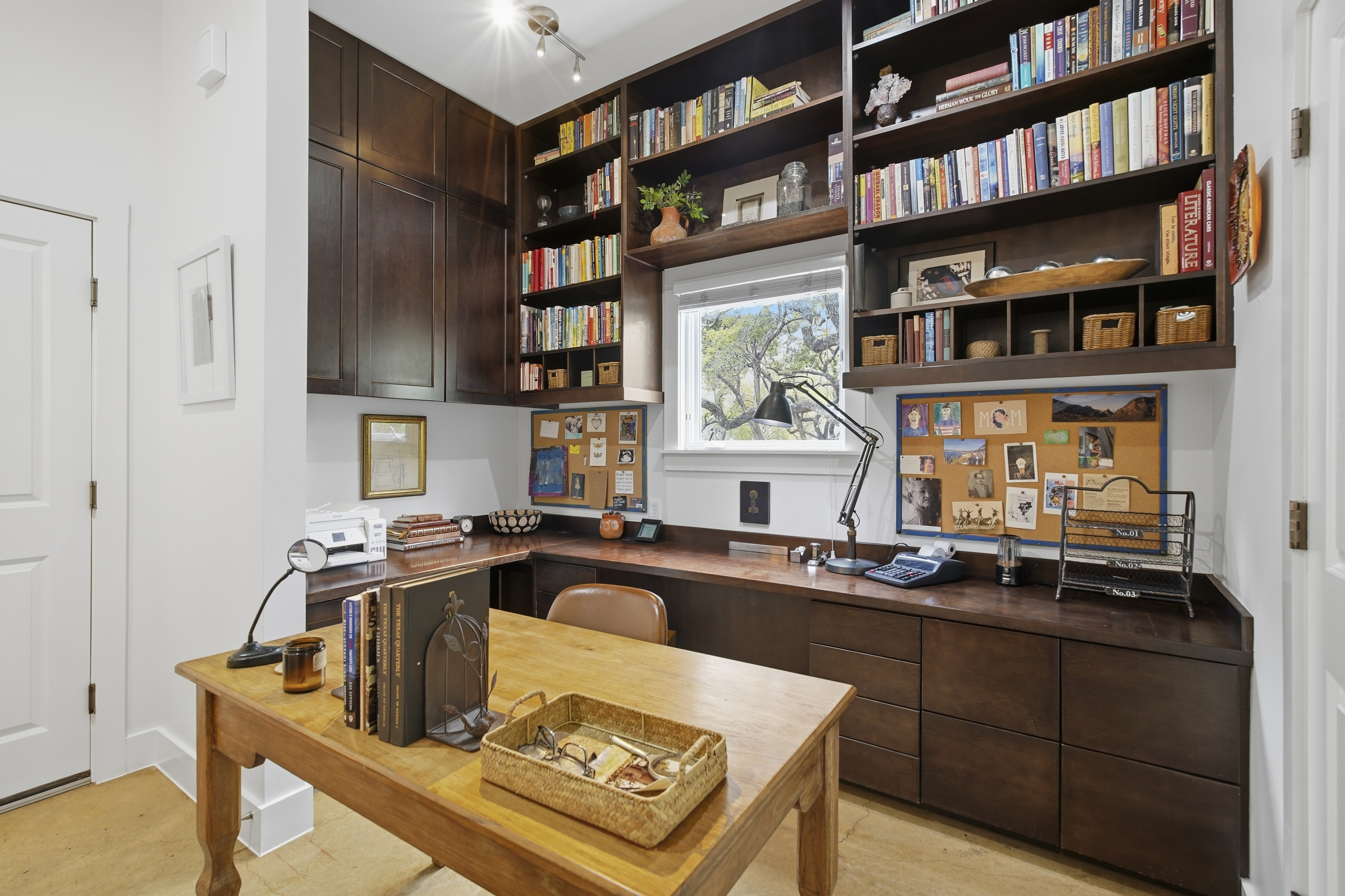  Custom-Designed Home on a 1-Acre - 物件實景