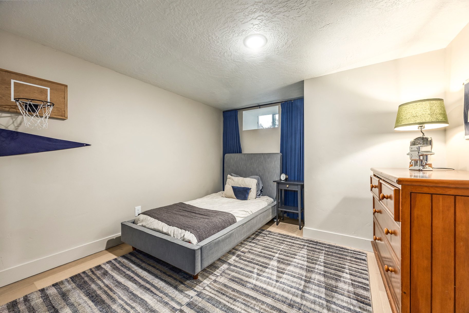  Remodeled Rambler with Outside Basement Entrance - 物件實景