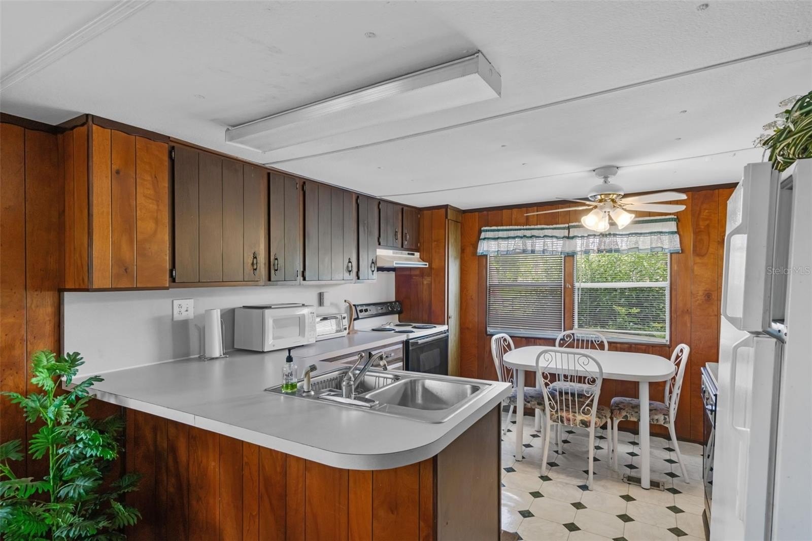 LAKE WALES, Florida, 33898, United States, 6 Bedrooms Bedrooms, ,5 BathroomsBathrooms,Residential,For Sale,1974565