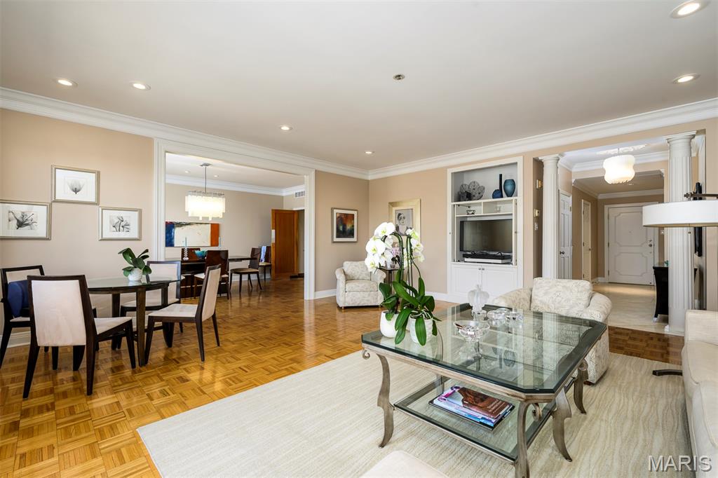 St Louis, Missouri, 63105, United States, 2 Bedrooms Bedrooms, ,2 BathroomsBathrooms,Residential,For Sale,1828450