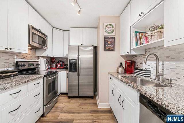 Edgewater, New Jersey, 07020, United States, 2 Bedrooms Bedrooms, ,2 BathroomsBathrooms,Residential,For Sale,1910959