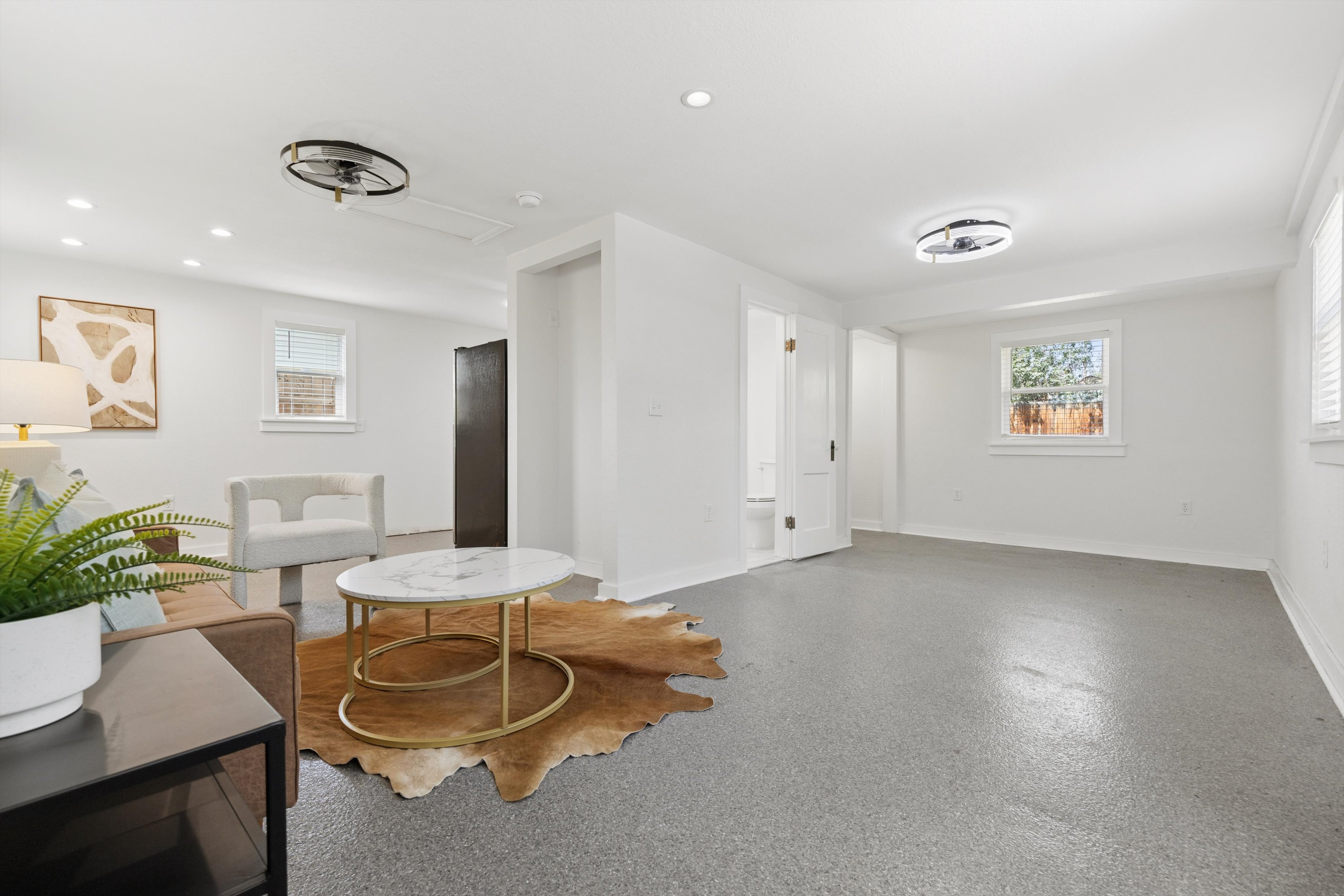  Charming Curb Appeal Meets Exceptional Versatility - 物件實景