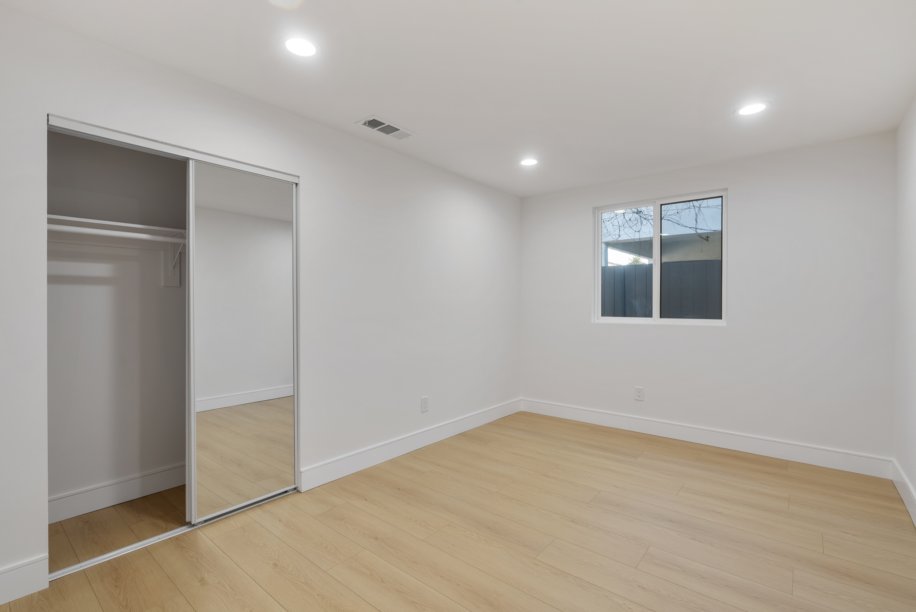  2706  S Cochran Ave - 物件實景