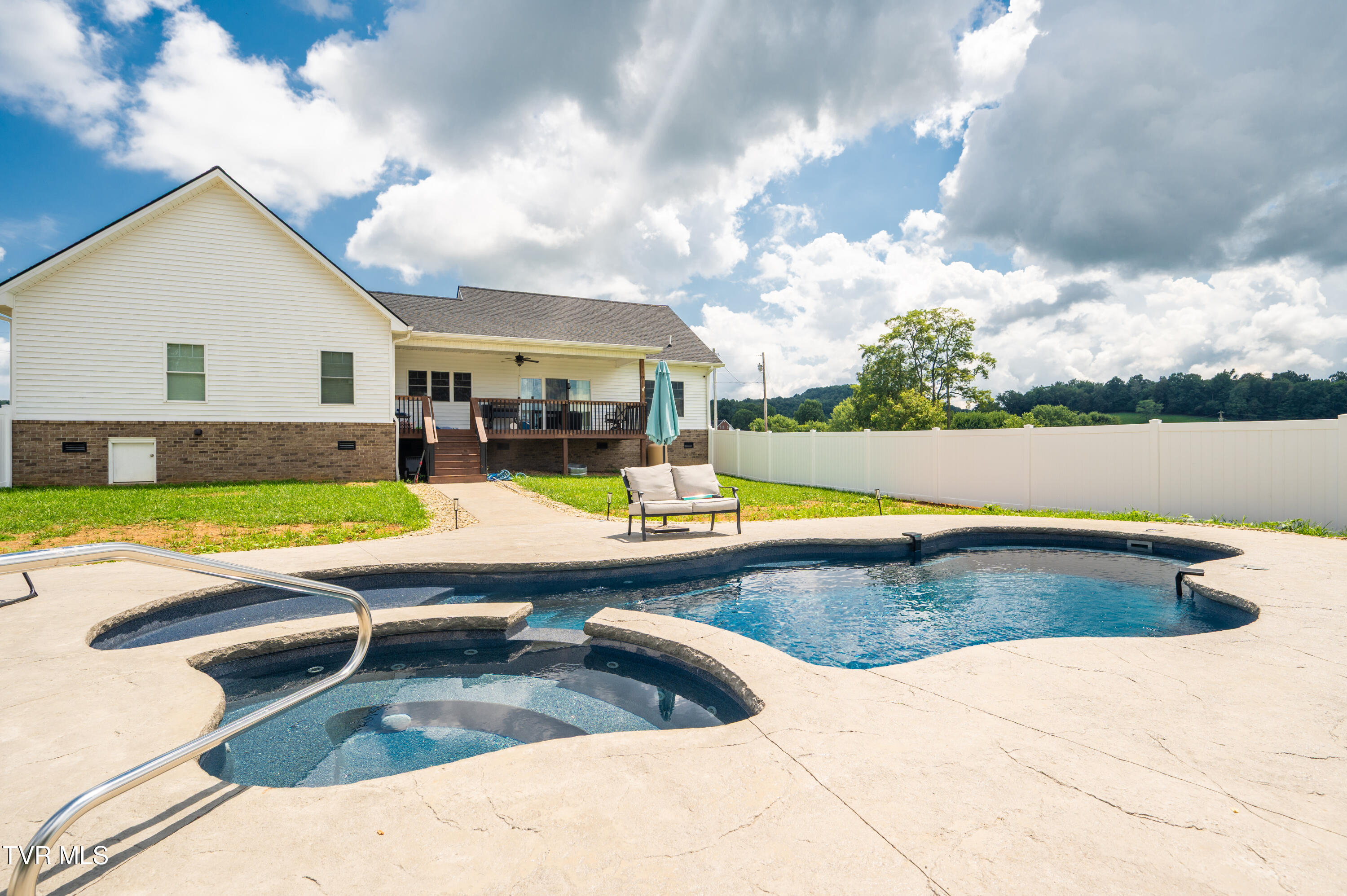 Jonesborough, Tennessee, 37659, United States, 3 Bedrooms Bedrooms, ,2 BathroomsBathrooms,Residential,For Sale,1979321