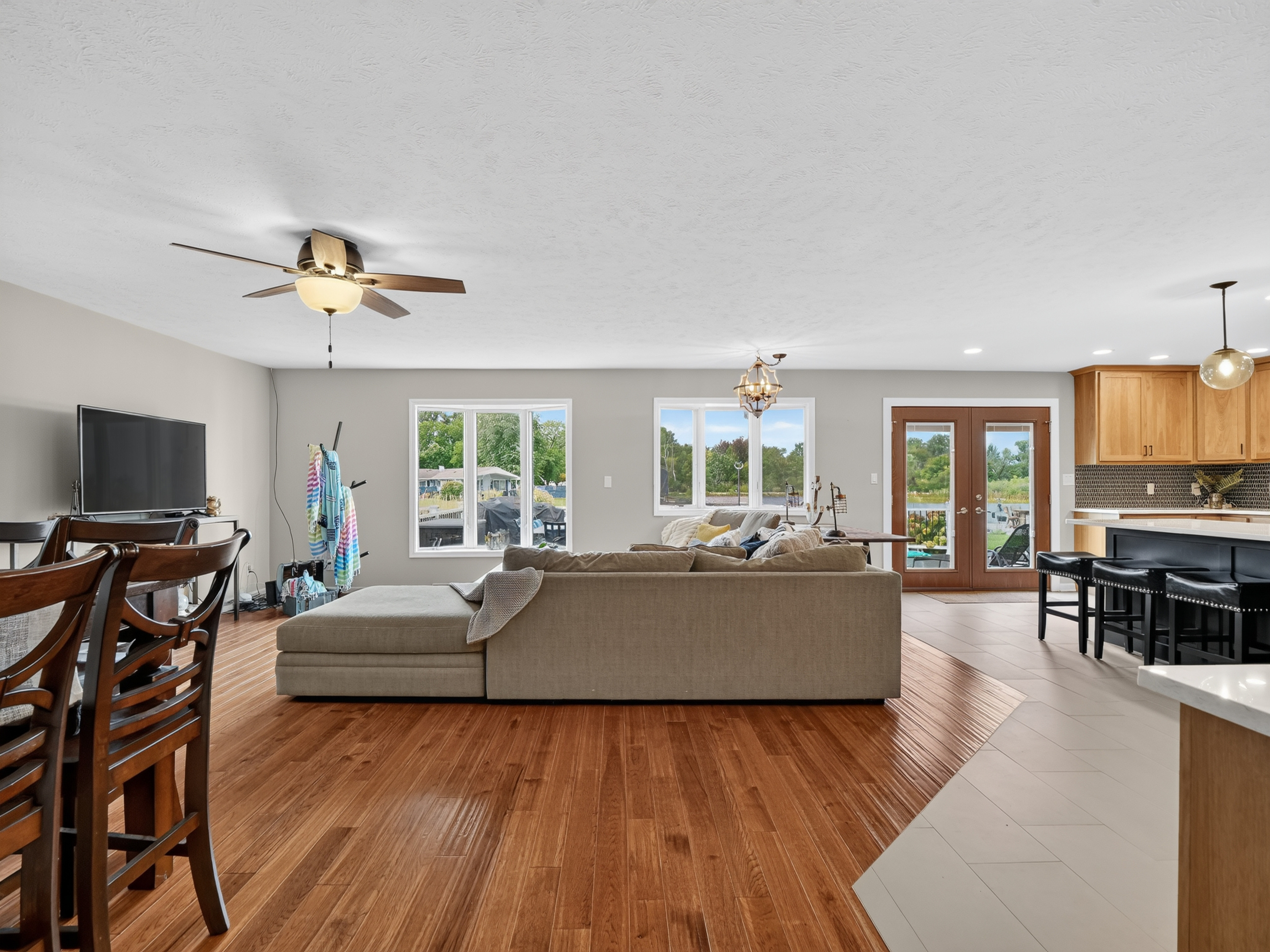  5 Bedroom Home with Lake Wawasee Channel Frontage - 物件實景