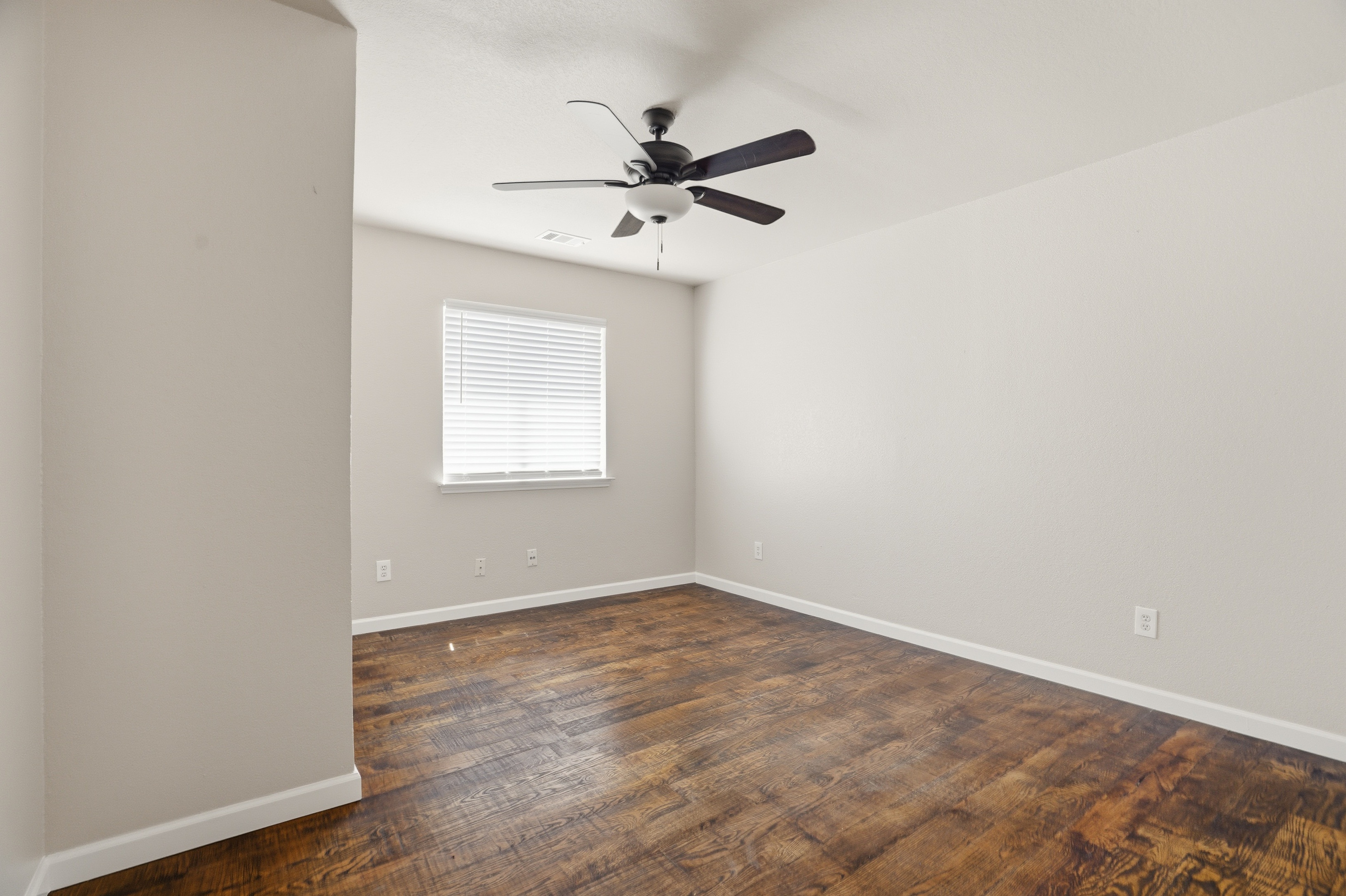  Stylish Keller Living with Bonus Room & Custom Touches - 物件實景