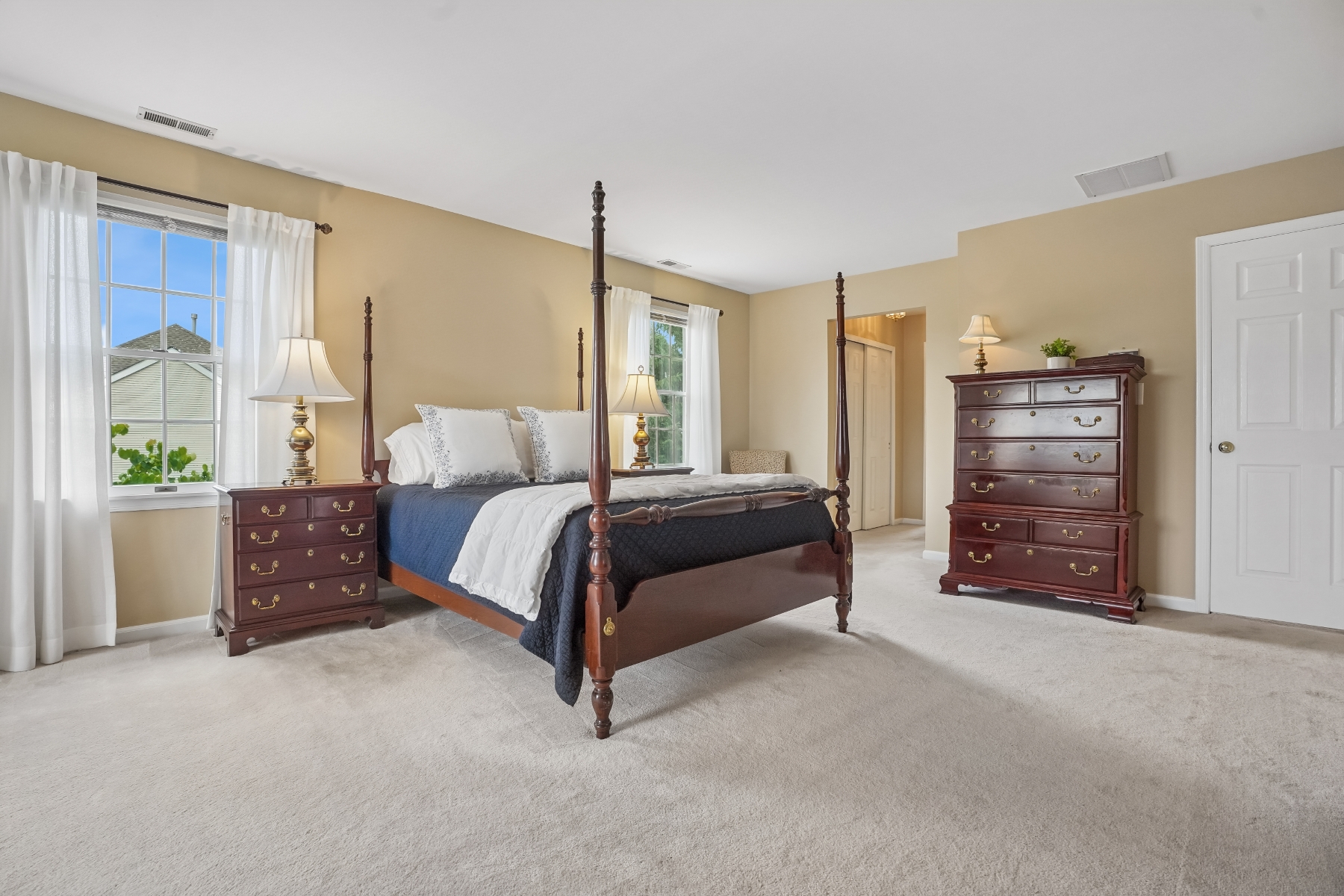  ?Staats Farm? Colonial Blends Classic Charm with Modern Updates - 物件實景