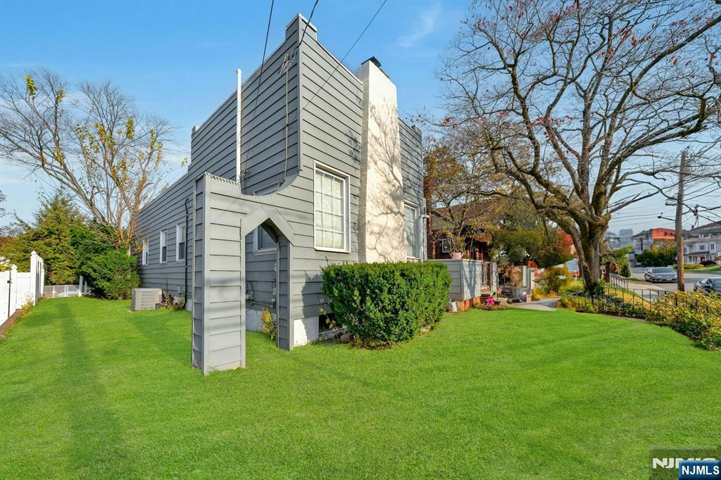 Hasbrouck Heights, New Jersey, 07604, United States, 3 Bedrooms Bedrooms, ,2 BathroomsBathrooms,Residential,For Sale,1989052