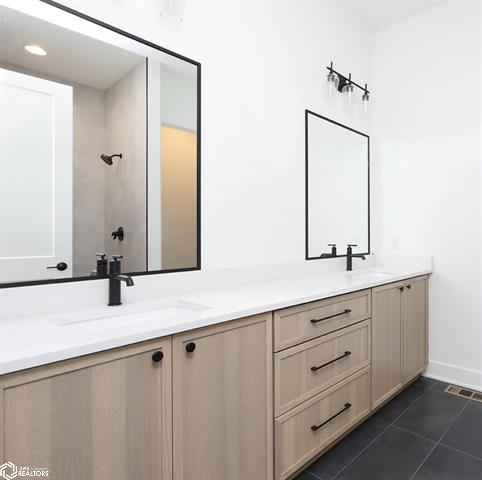 Burlington, Iowa, 52601, United States, 5 Bedrooms Bedrooms, ,4 BathroomsBathrooms,Residential,For Sale,1938011