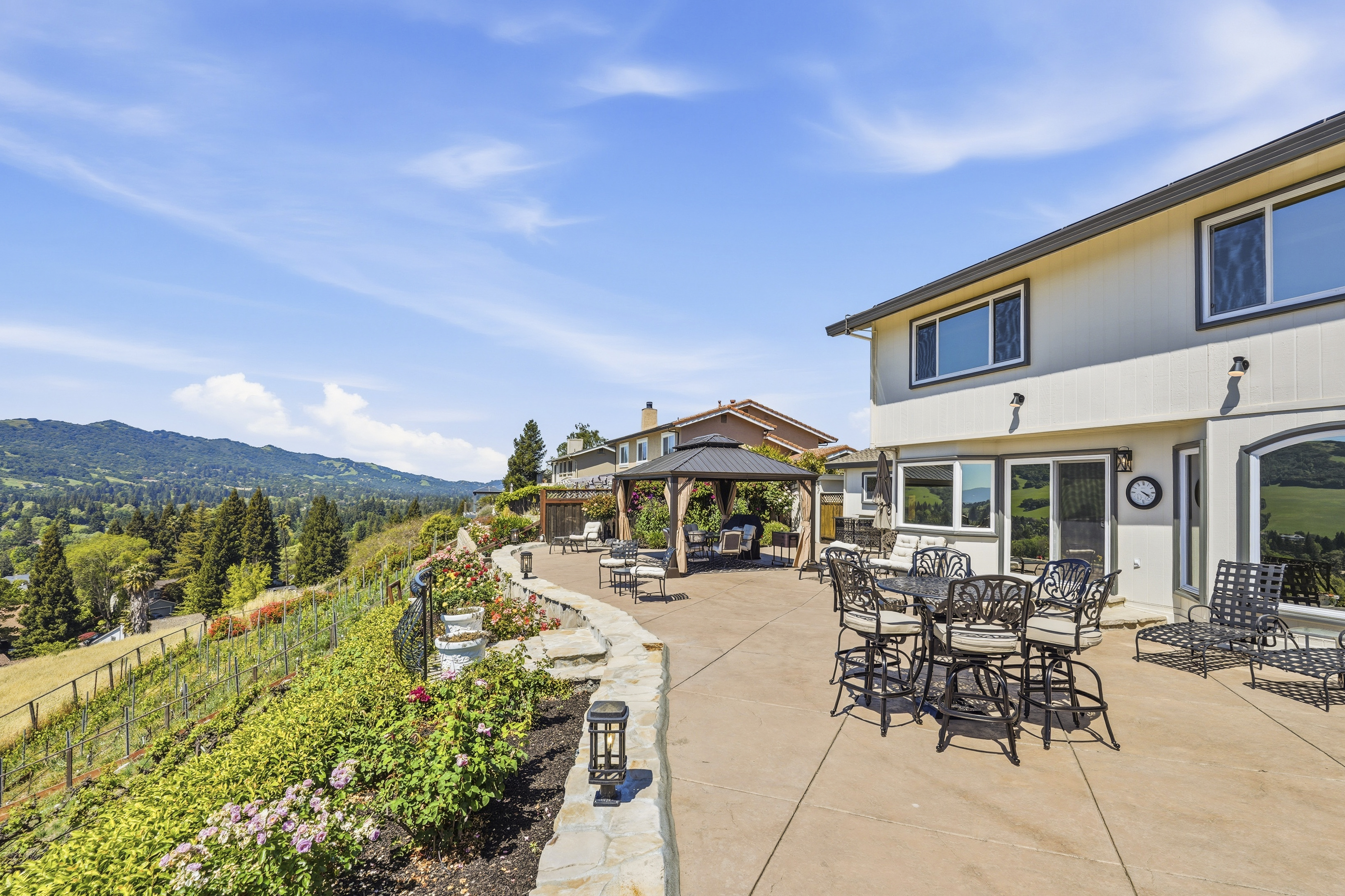  Million Dollar Views and Timeless Elegance in This Exceptional Residence - 物件實景