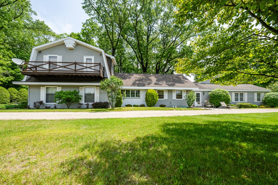 Coloma, Michigan, 49038, United States, 5 Bedrooms Bedrooms, ,4 BathroomsBathrooms,Residential,For Sale,1850191
