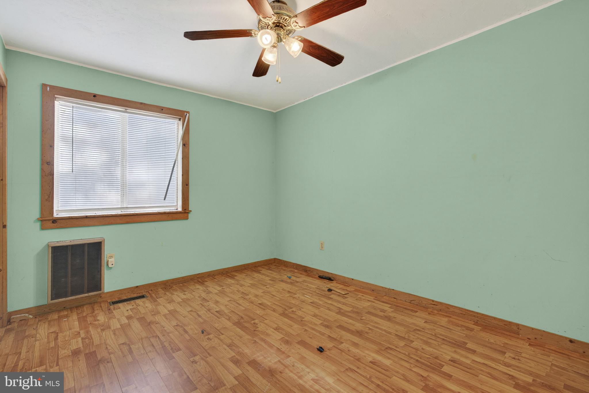 Hume, Virginia, 22639, United States, 7 Bedrooms Bedrooms, ,3 BathroomsBathrooms,Residential,For Sale,1943038
