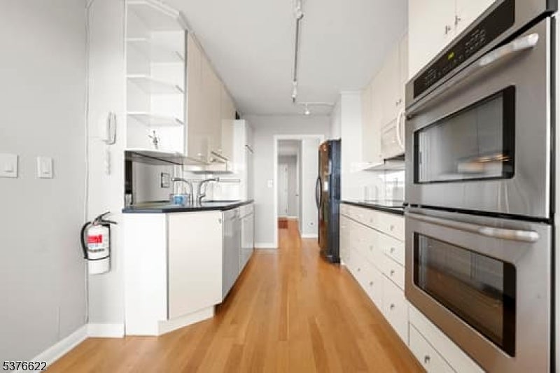 Verona Twp., New Jersey, 07044, United States, 2 Bedrooms Bedrooms, ,2 BathroomsBathrooms,Residential,For Sale,1976257