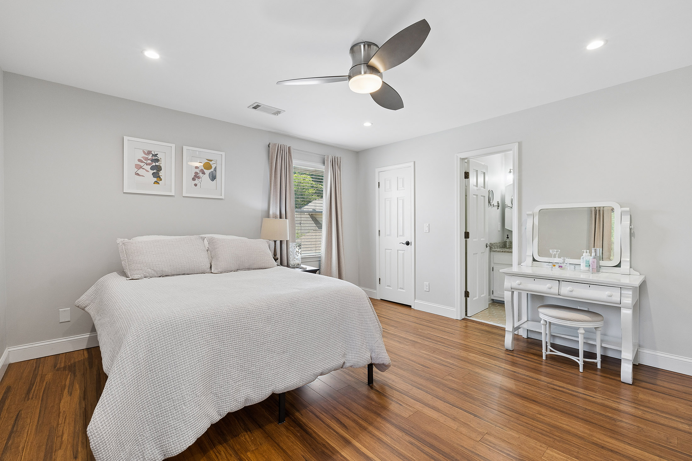  Renovated Move-In Ready End-Unit Townhome - 物件實景