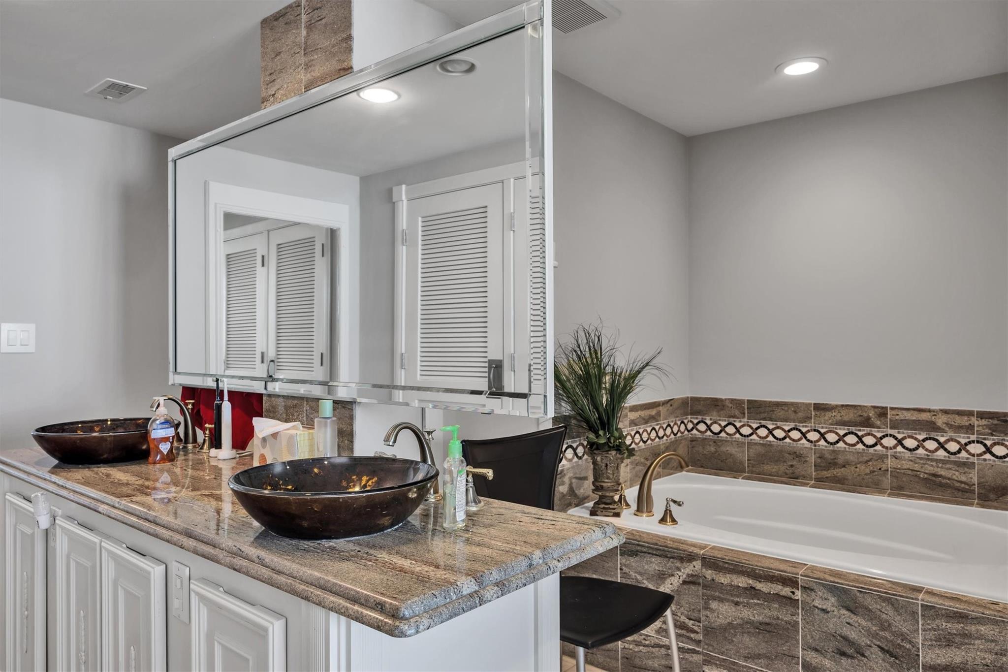 Galveston, Texas, 77550, United States, 2 Bedrooms Bedrooms, ,2 BathroomsBathrooms,Residential,For Sale,1827933