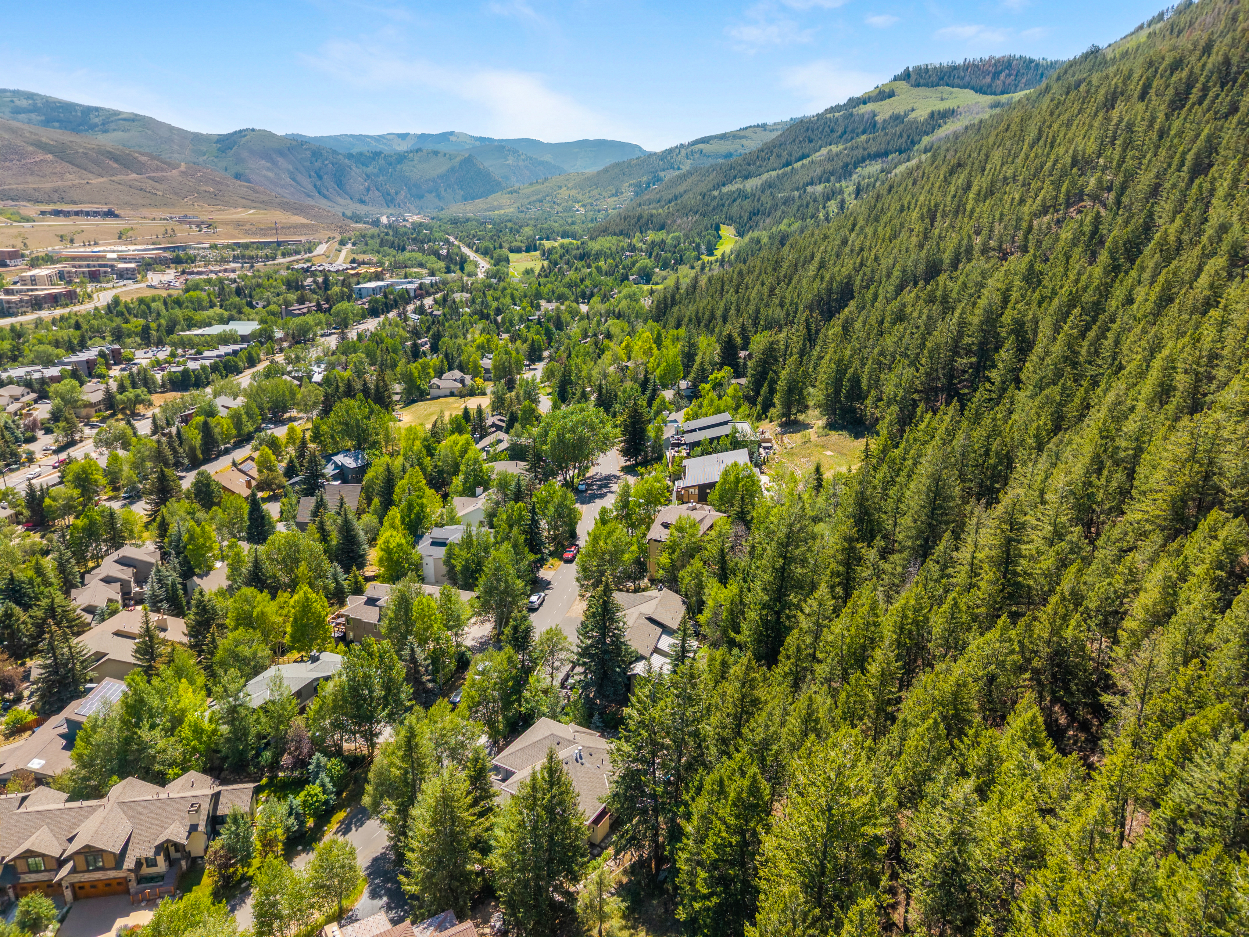  Lush, High-Alpine Gardens and Backs Directly to the EagleVail Trail System - 物件實景