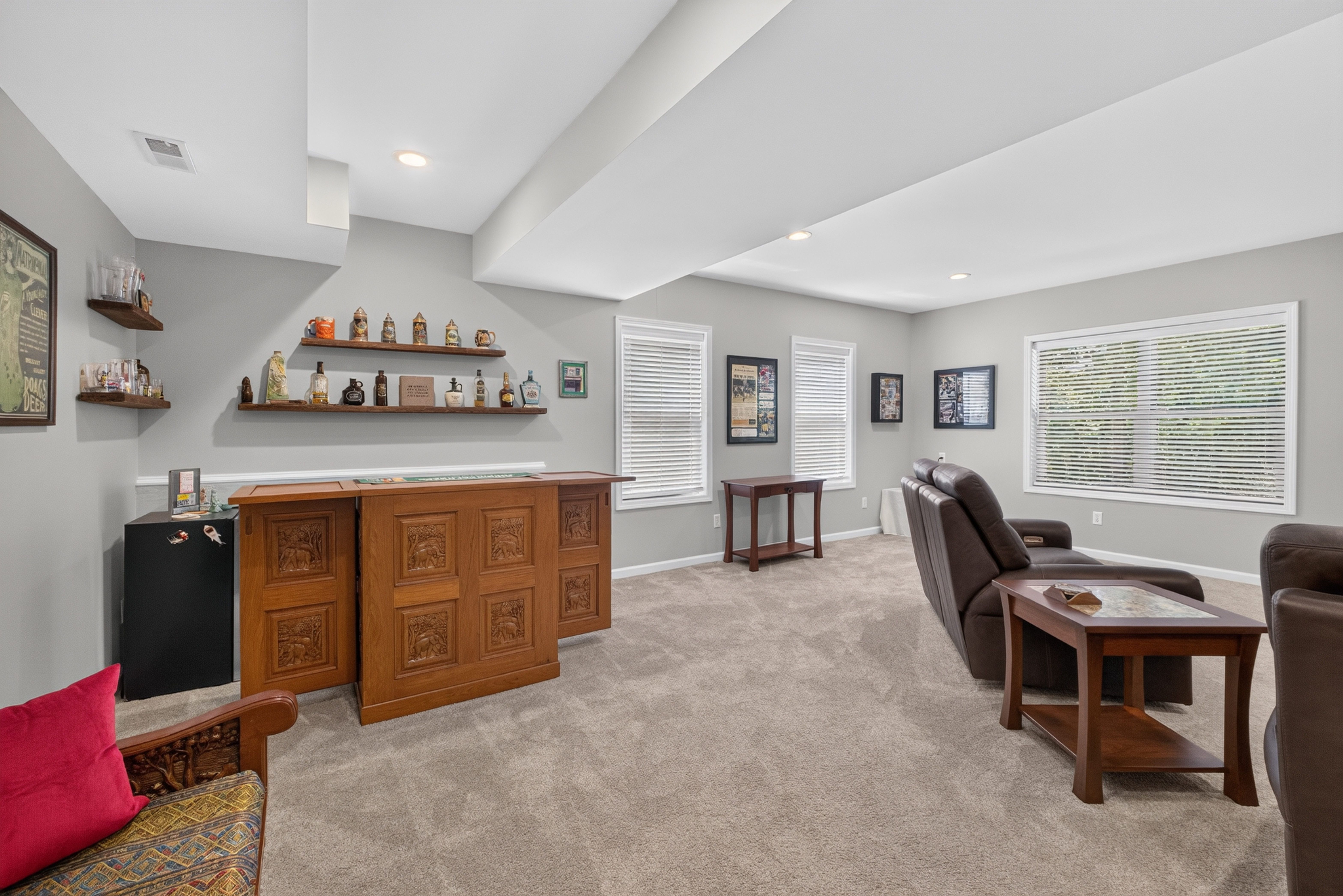  Located on 1.24 acre corner lot backing to mature trees. - 物件實景