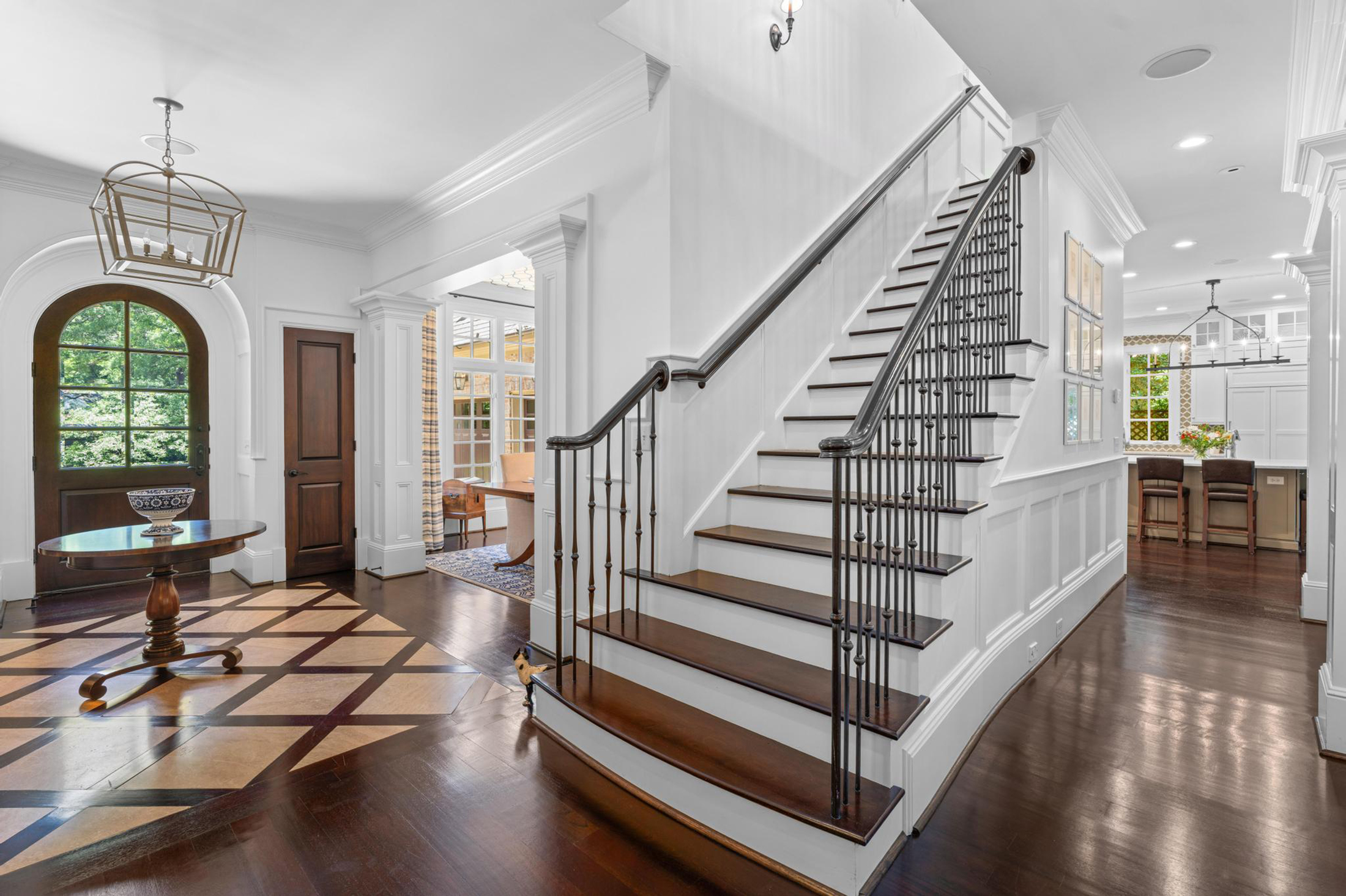  Sophisticated Newer Custom-built Home in Desirable Garden Hills - 物件實景