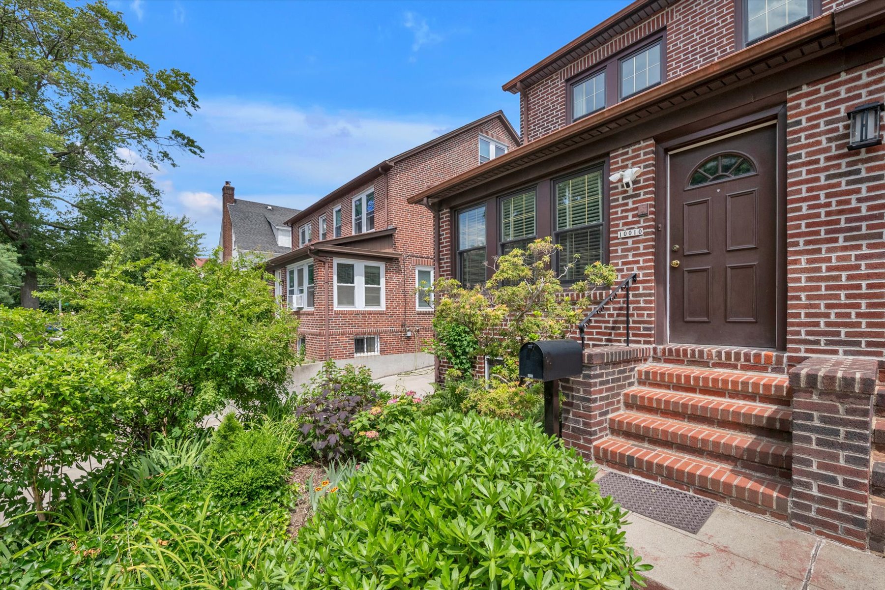  ?REMARKABLY RENOVATED SEMI DETACHED HOME IN FOREST HILLS HILLS? - 物件實景