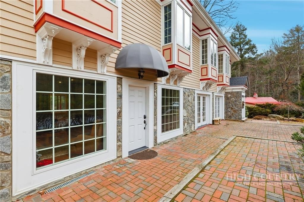 Banner Elk, North Carolina, 28604, United States, 4 Bedrooms Bedrooms, ,5 BathroomsBathrooms,Residential,For Sale,2020475