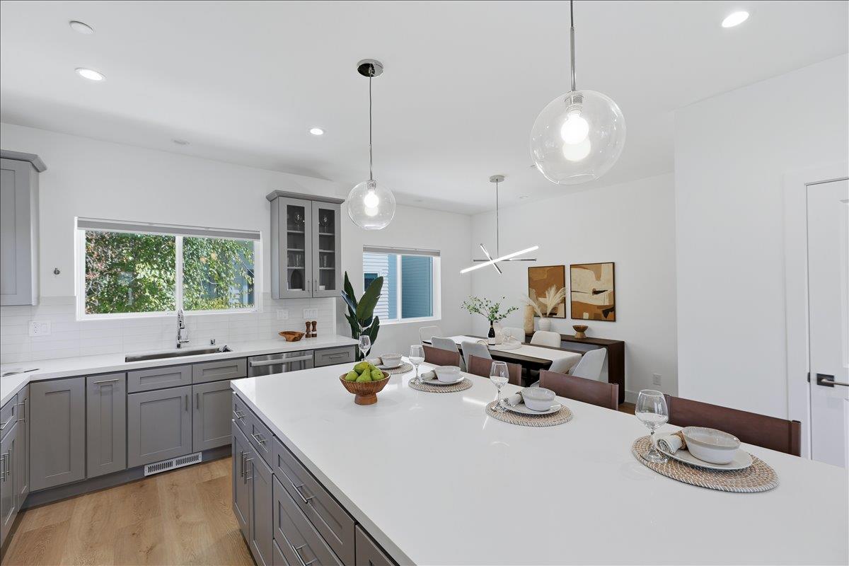 Mountain View, California, 94043, United States, 4 Bedrooms Bedrooms, ,4 BathroomsBathrooms,Residential,For Sale,1989678