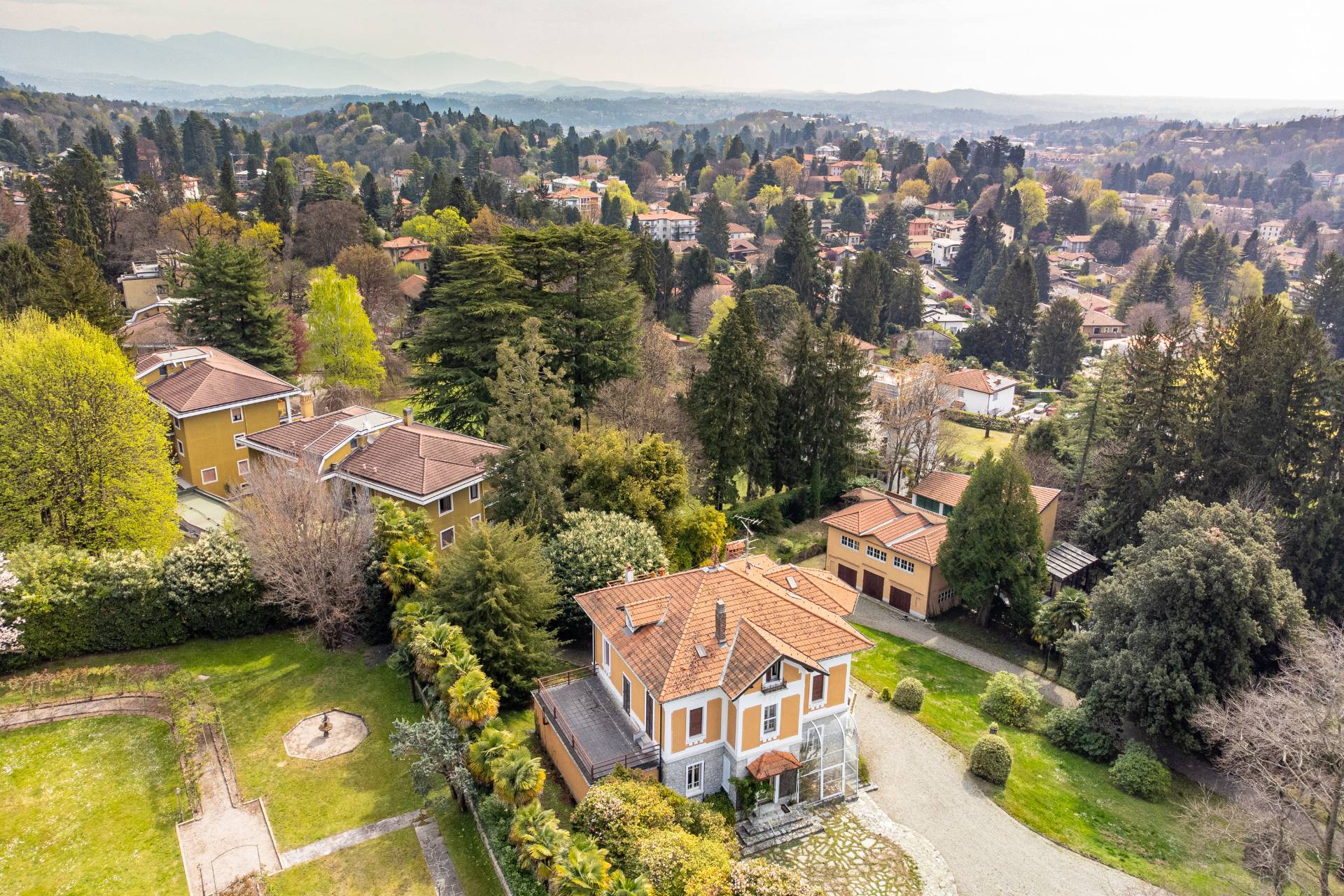 Varese, Varese, 21100, IT, 7 Bedrooms Bedrooms, ,3 BathroomsBathrooms,Residential,For Sale,1796981