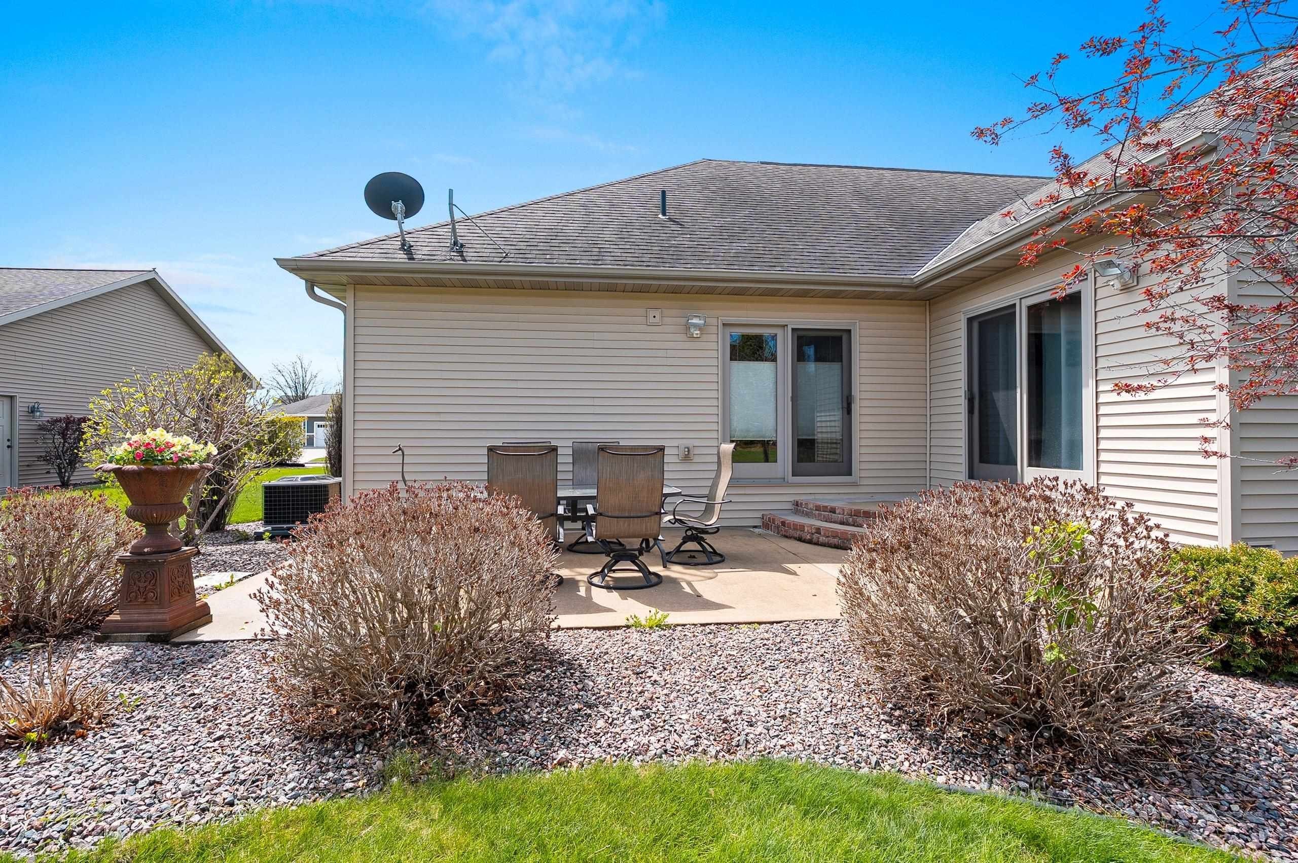 DE PERE, Wisconsin, 54115, United States, 3 Bedrooms Bedrooms, ,4 BathroomsBathrooms,Residential,For Sale,2048400