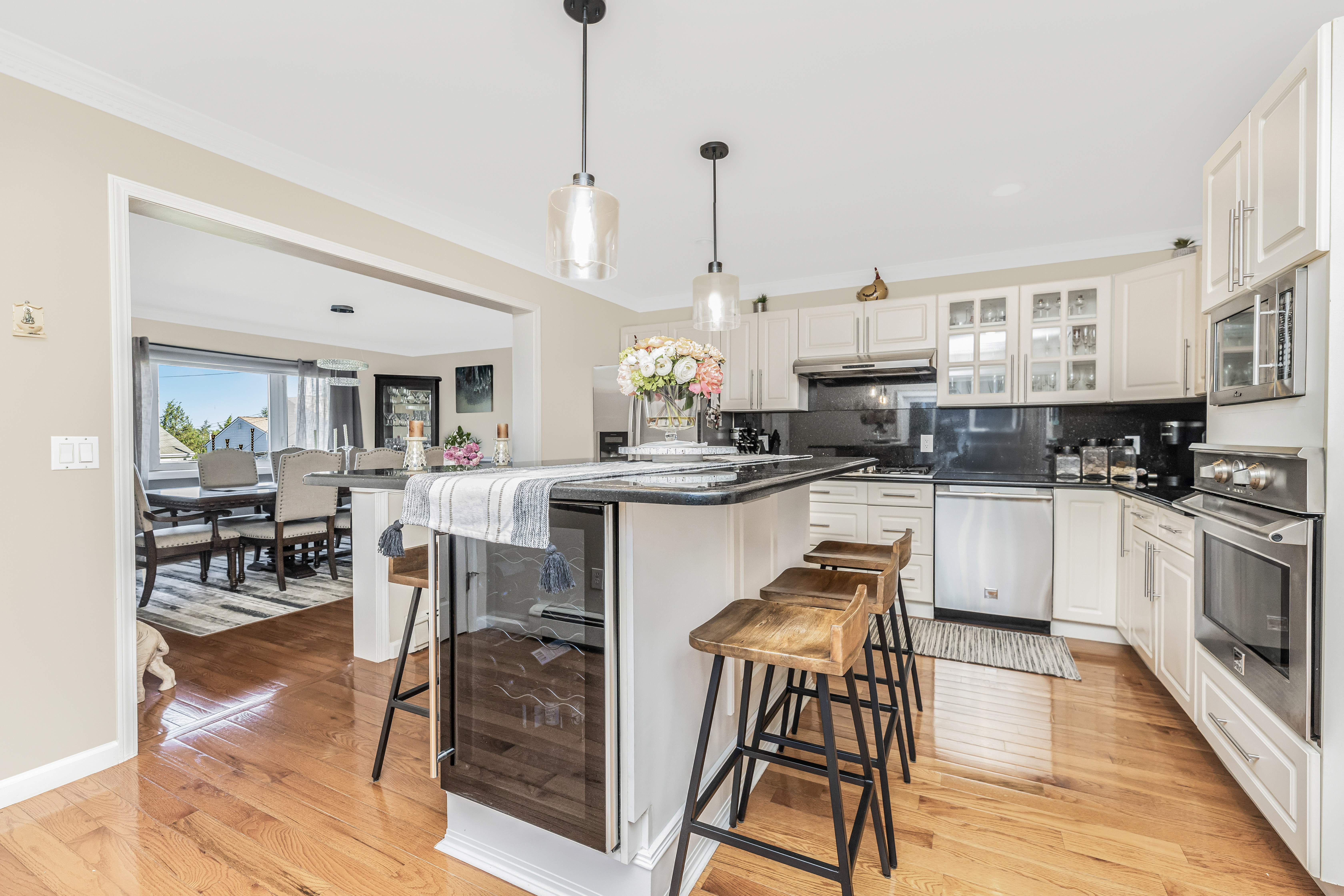 Yonkers, New York, 10703, United States, 4 Bedrooms Bedrooms, ,2 BathroomsBathrooms,Residential,For Sale,1825129
