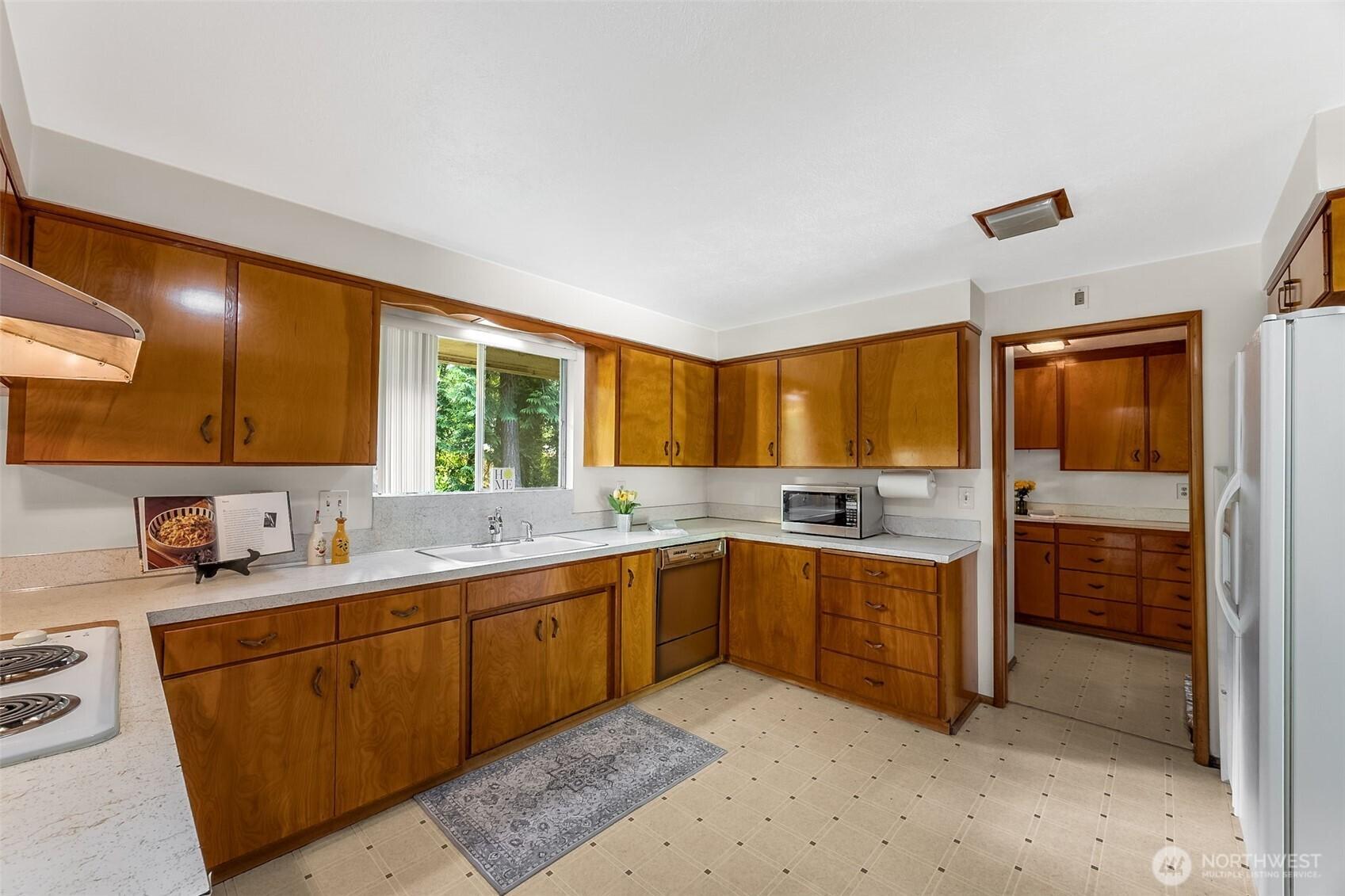 TACOMA, Washington, 98443, United States, 4 Bedrooms Bedrooms, ,3 BathroomsBathrooms,Residential,For Sale,1896165