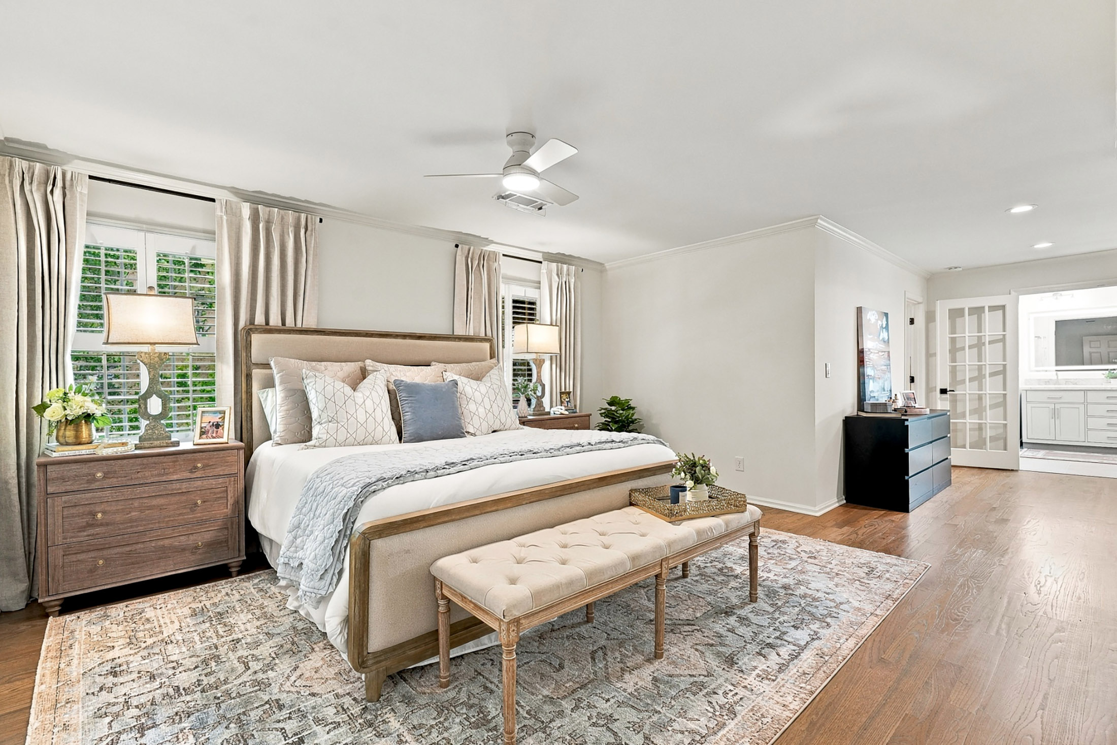  Classic Colonial Charm Meets Beautifully Updated Interiors - 物件實景