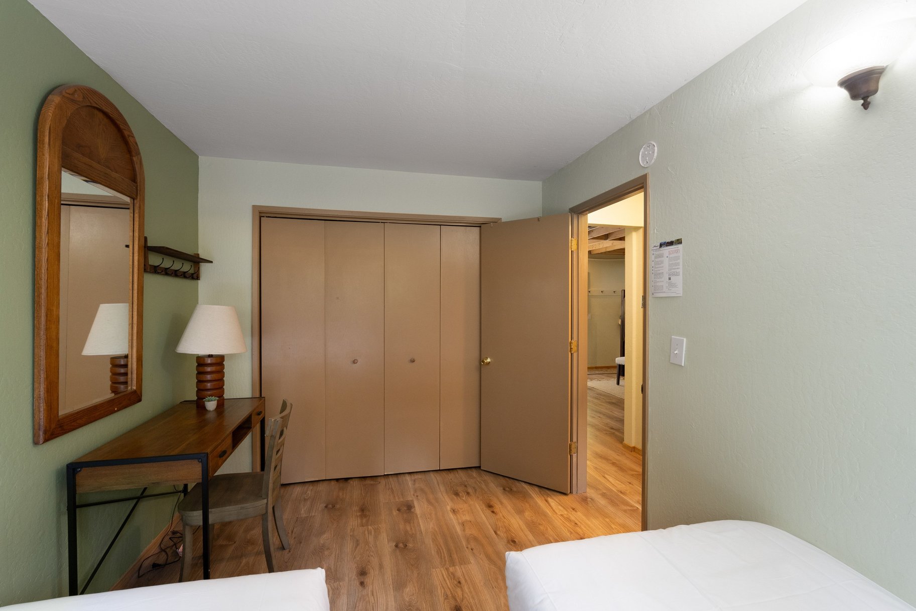  West Shore Gem - An Authentic Pineland Chalet with Detached Garage + Studio - 物件實景