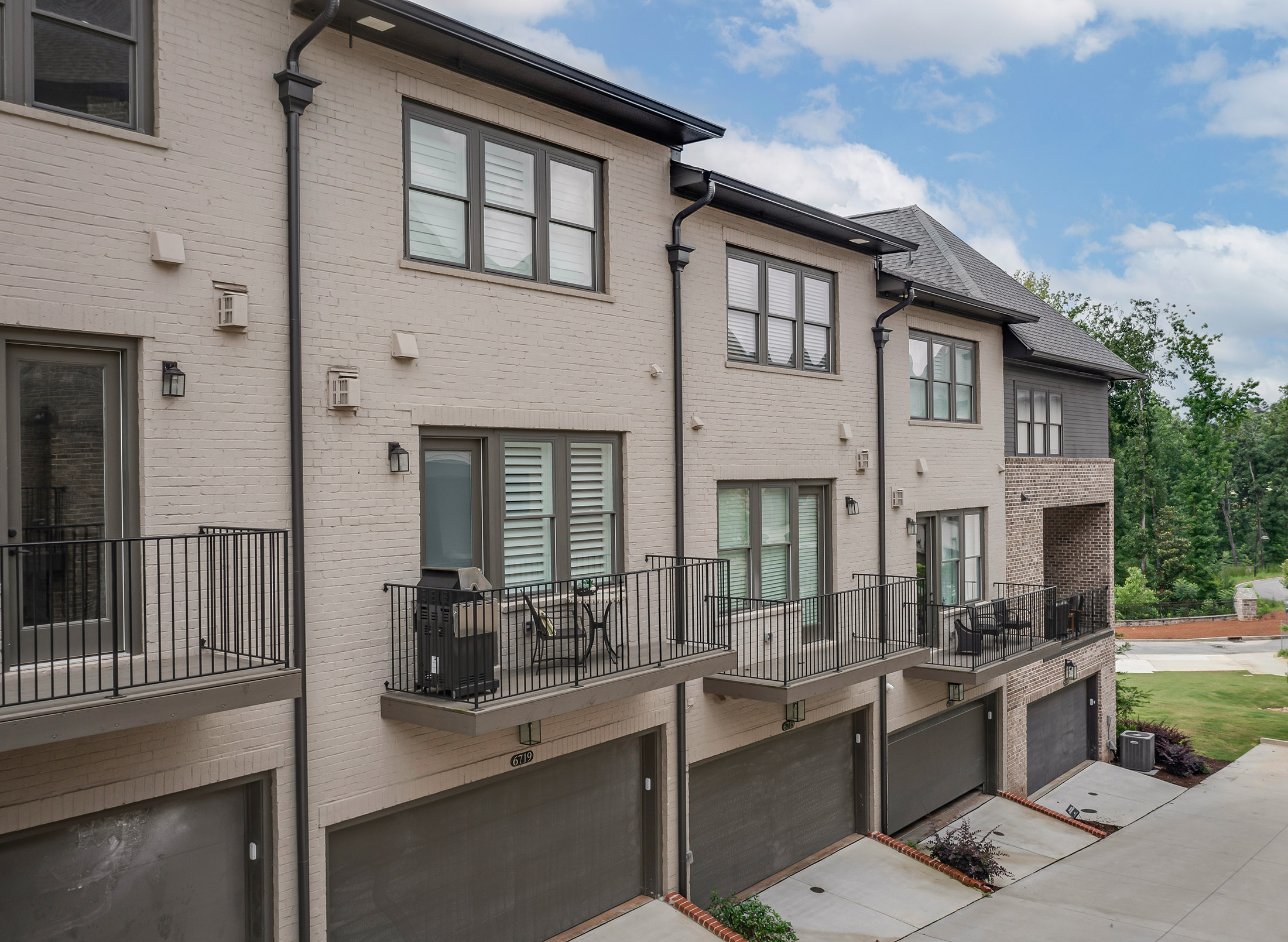  Sophisticated, Impeccably Maintained and Thoughtfully Upgraded Townhome - 物件實景