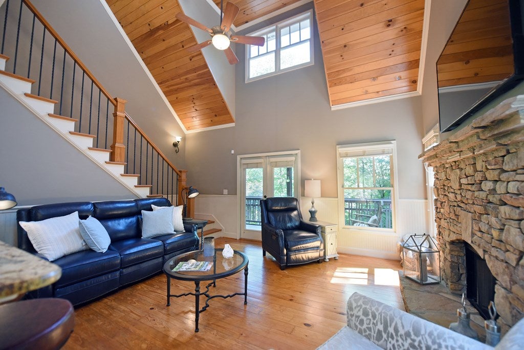 Hiawassee, Georgia, 30546, United States, 3 Bedrooms Bedrooms, ,4 BathroomsBathrooms,Residential,For Sale,1877027