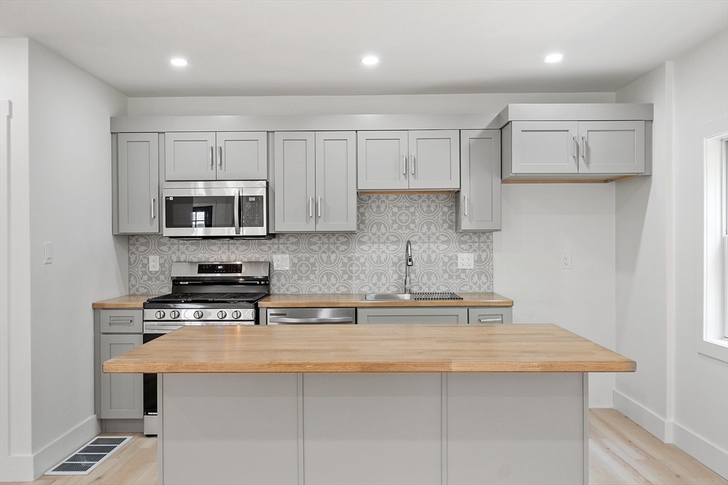 Leominster, Massachusetts, 01453, United States, 3 Bedrooms Bedrooms, ,2 BathroomsBathrooms,Residential,For Sale,1912072
