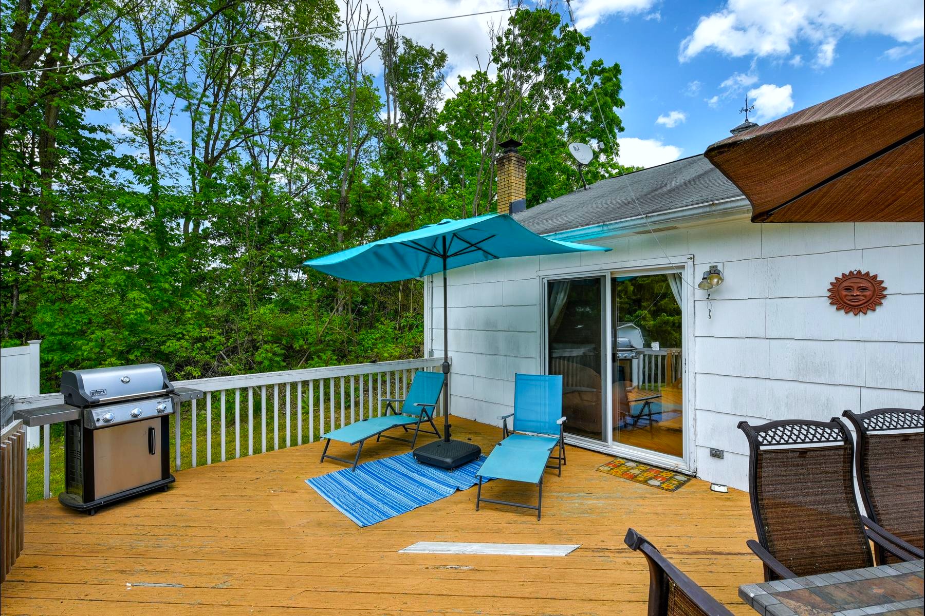  ?Glenwood? Neighborhood Colonial Offers Privacy and Flexibility - 物件實景