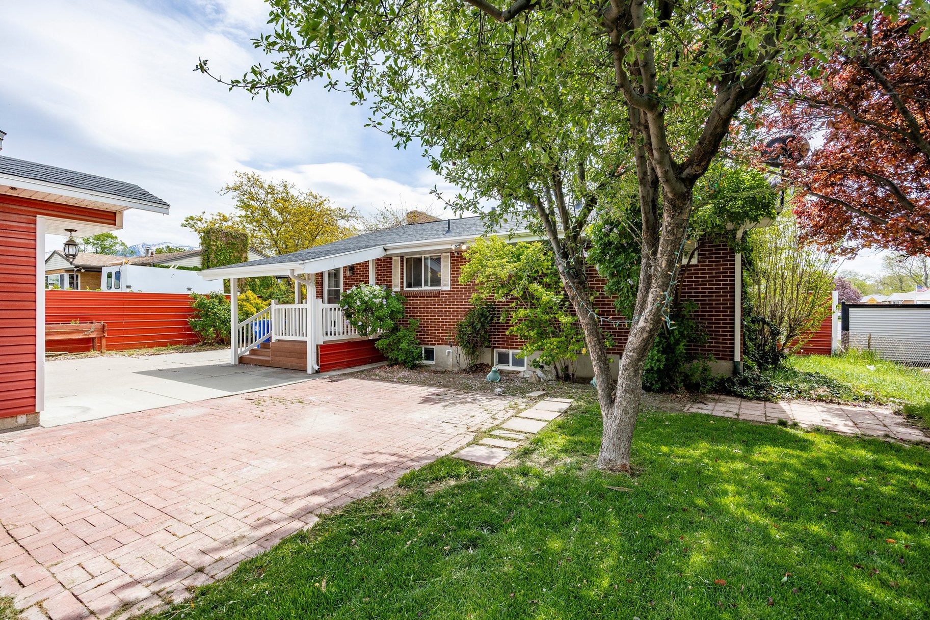  Charming Home with Detached Garage - 物件實景